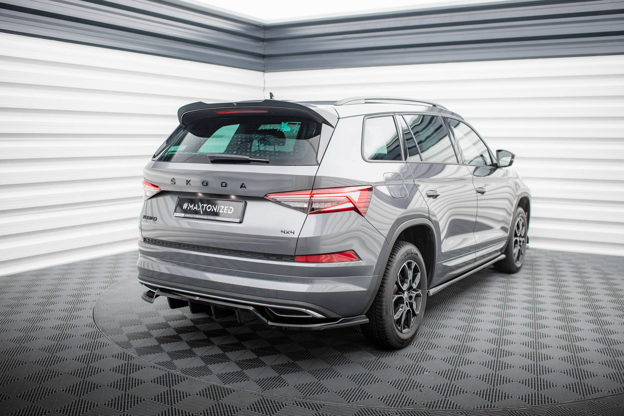 Central Rear Splitter (Vertical Bars) Skoda Kodiaq Sportline Mk1 Facelift - 5