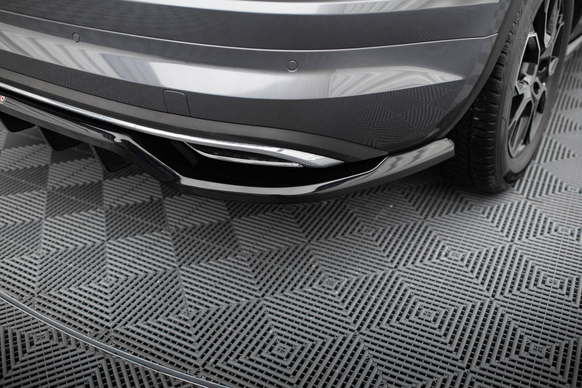 Central Rear Splitter (Vertical Bars) Skoda Kodiaq Sportline Mk1 Facelift - 4