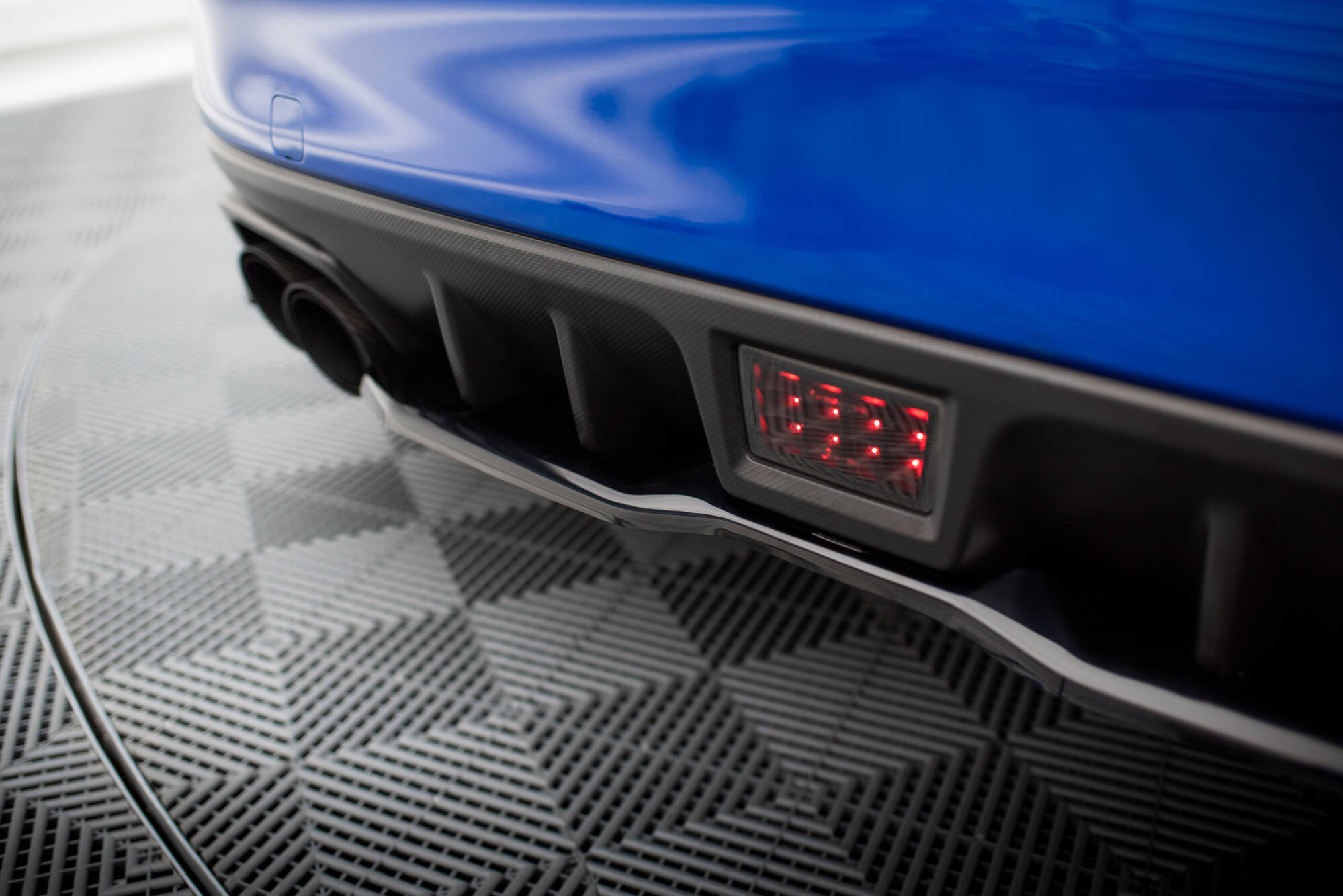 Central Rear Splitter V.2 Subaru WRX STI Mk1 - 2