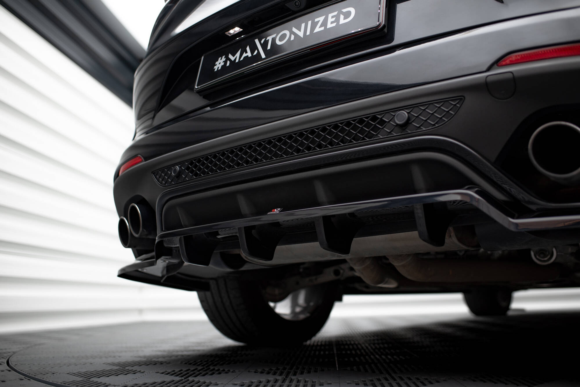 Central Rear Splitter (Vertical Bars) Alfa Romeo Stelvio Quadrifoglio Mk1 - 2