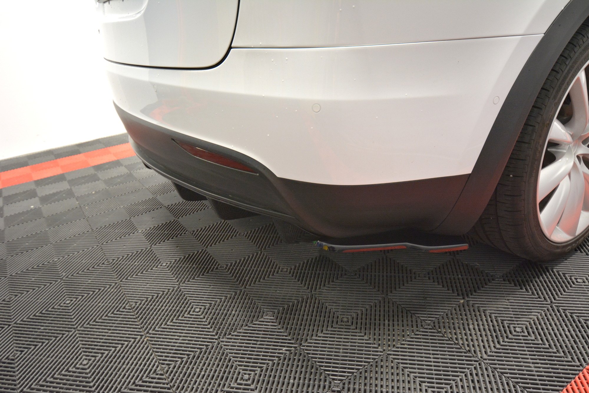 Rear Diffuser Tesla Model X (2015-) - 4