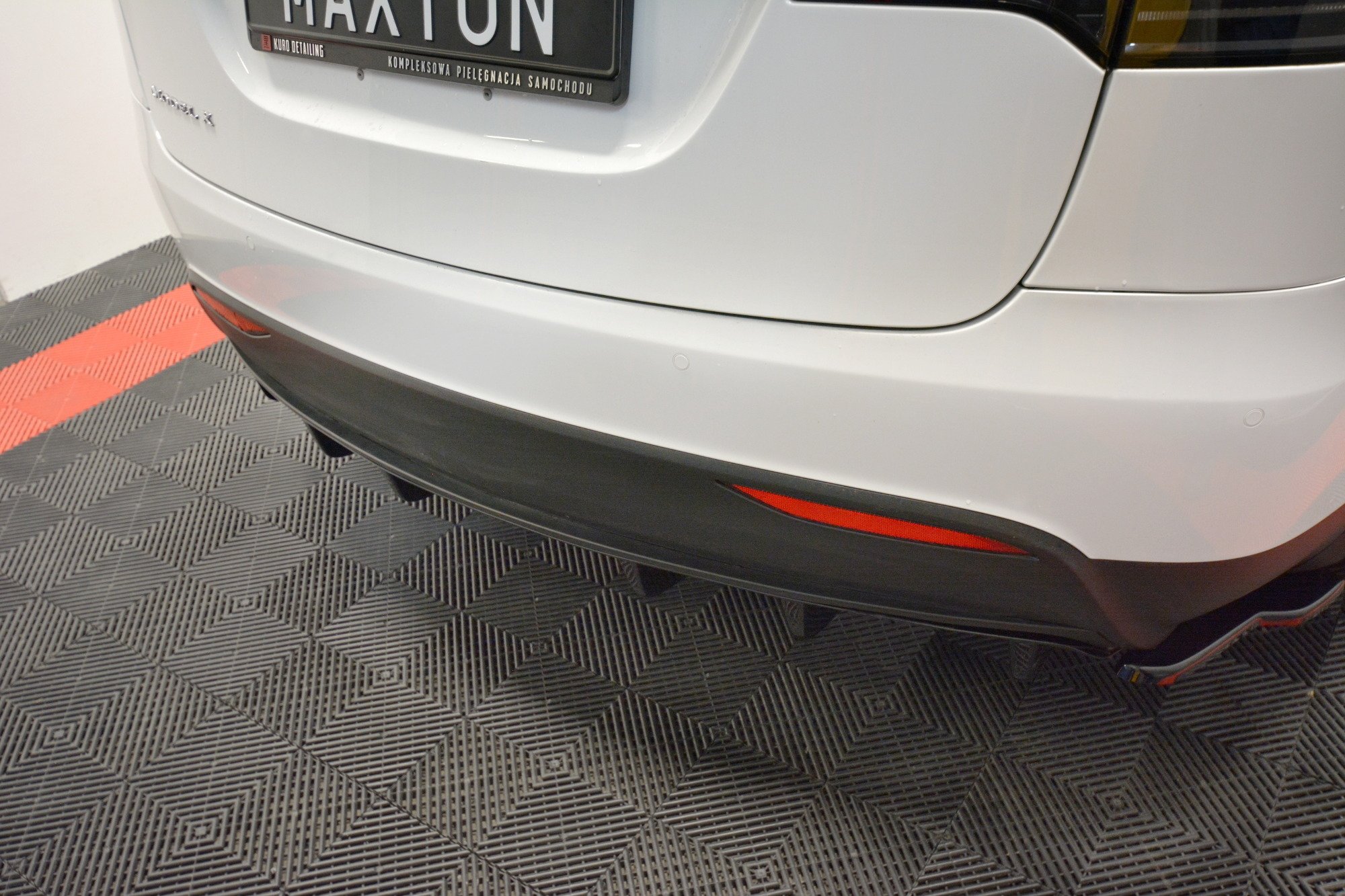 Rear Diffuser Tesla Model X (2015-) - 3