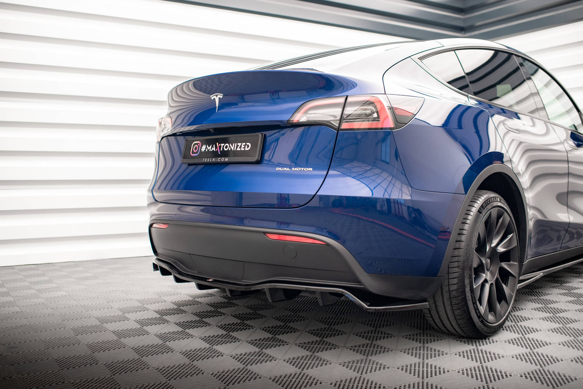 Central Rear Splitter (Vertical Bars) Tesla Model Y - 6