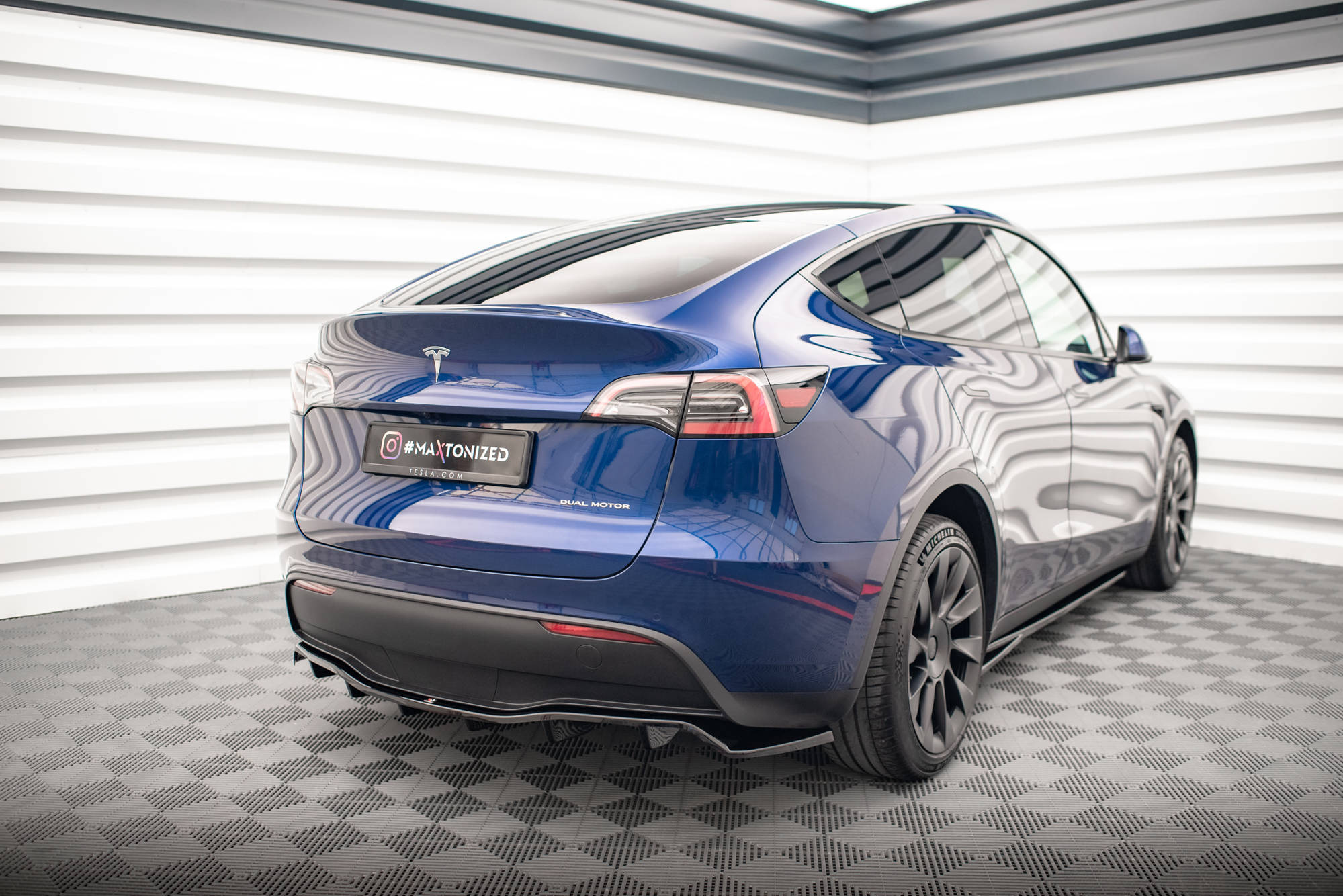 Central Rear Splitter (Vertical Bars) Tesla Model Y - 2