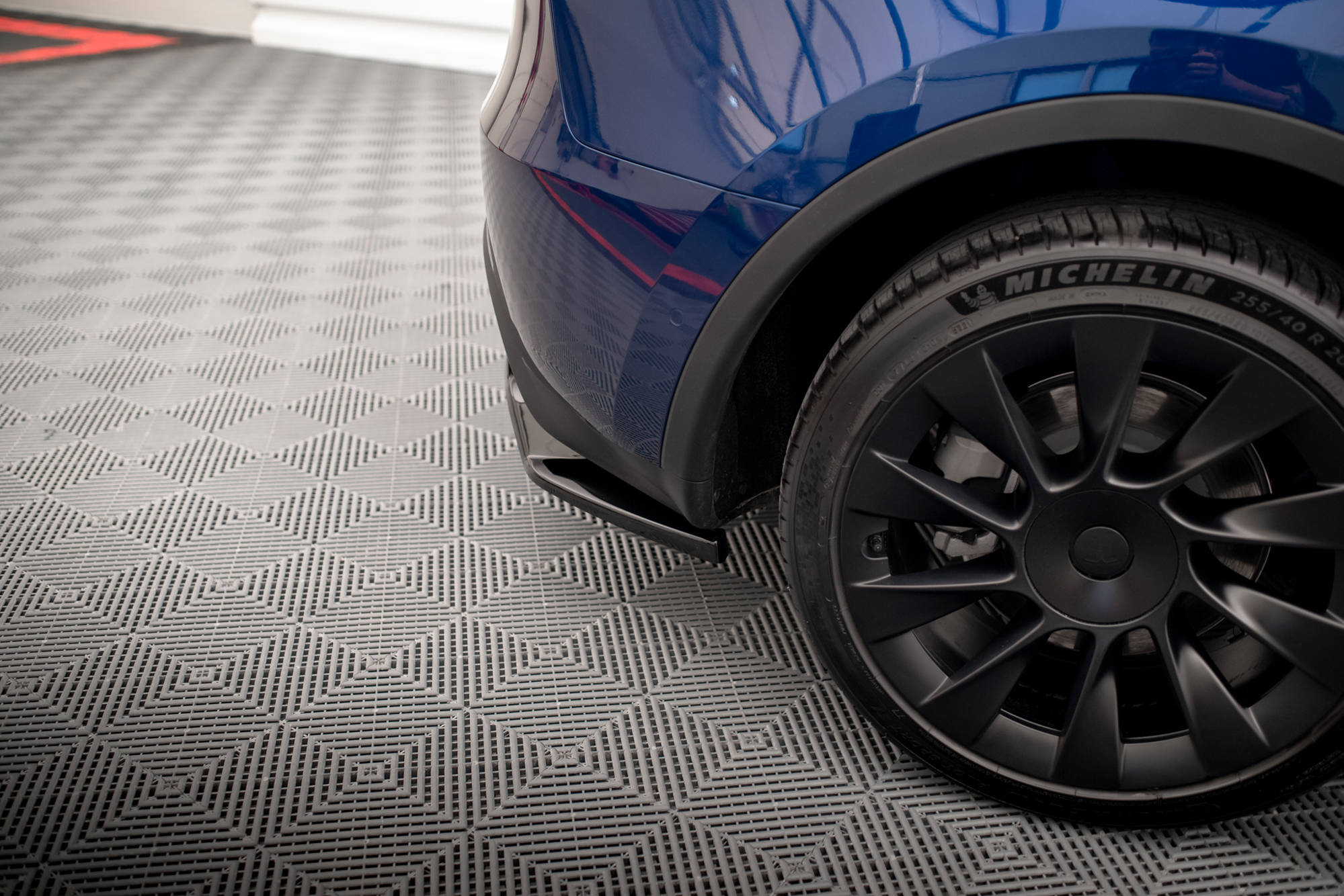 Central Rear Splitter (Vertical Bars) Tesla Model Y - 3