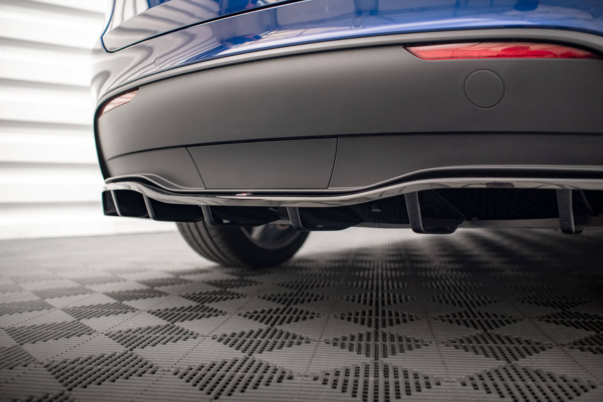 Central Rear Splitter (Vertical Bars) Tesla Model Y - 5