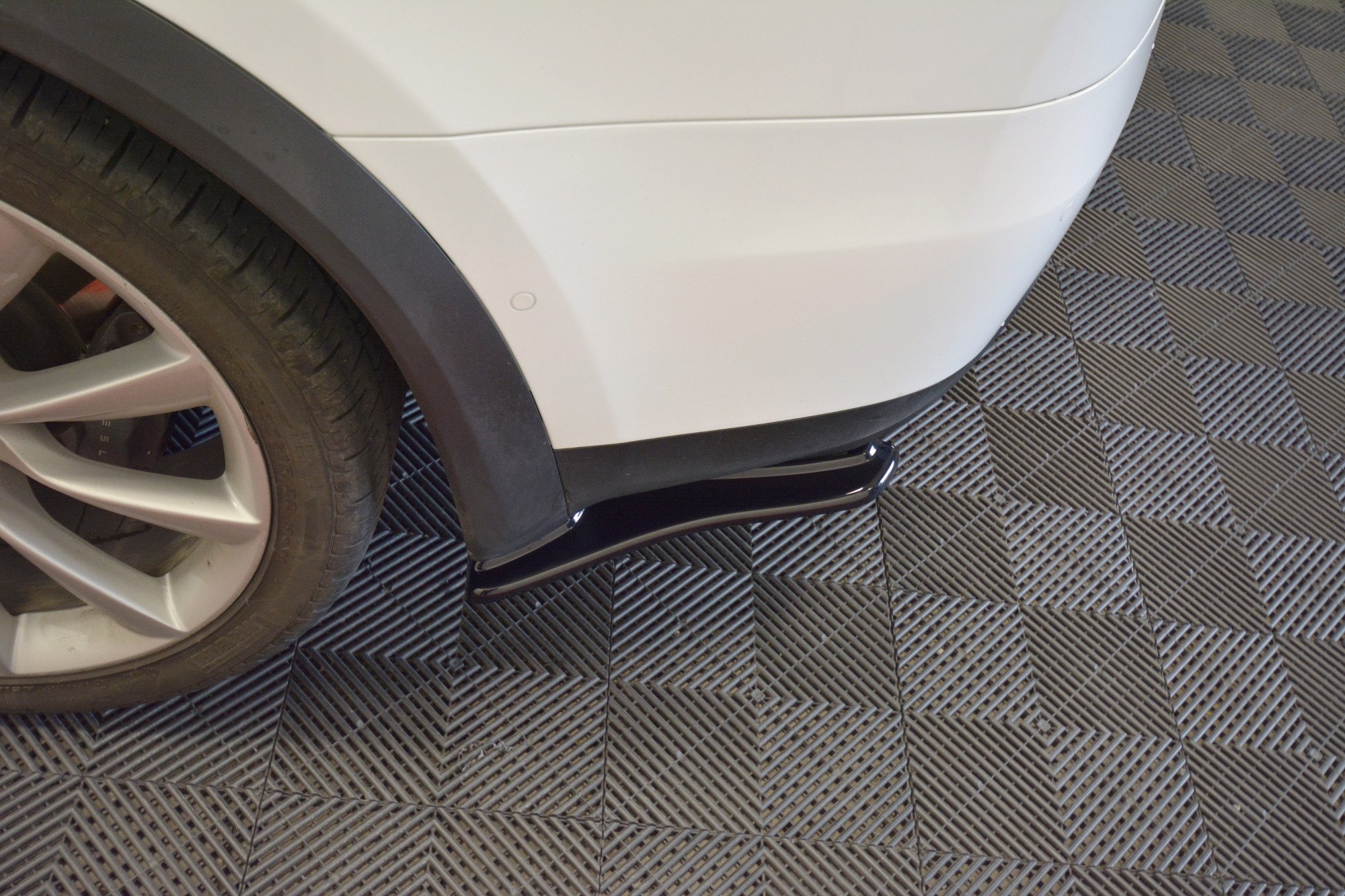 Rear Side Splitters V.1 Tesla Model X - 3