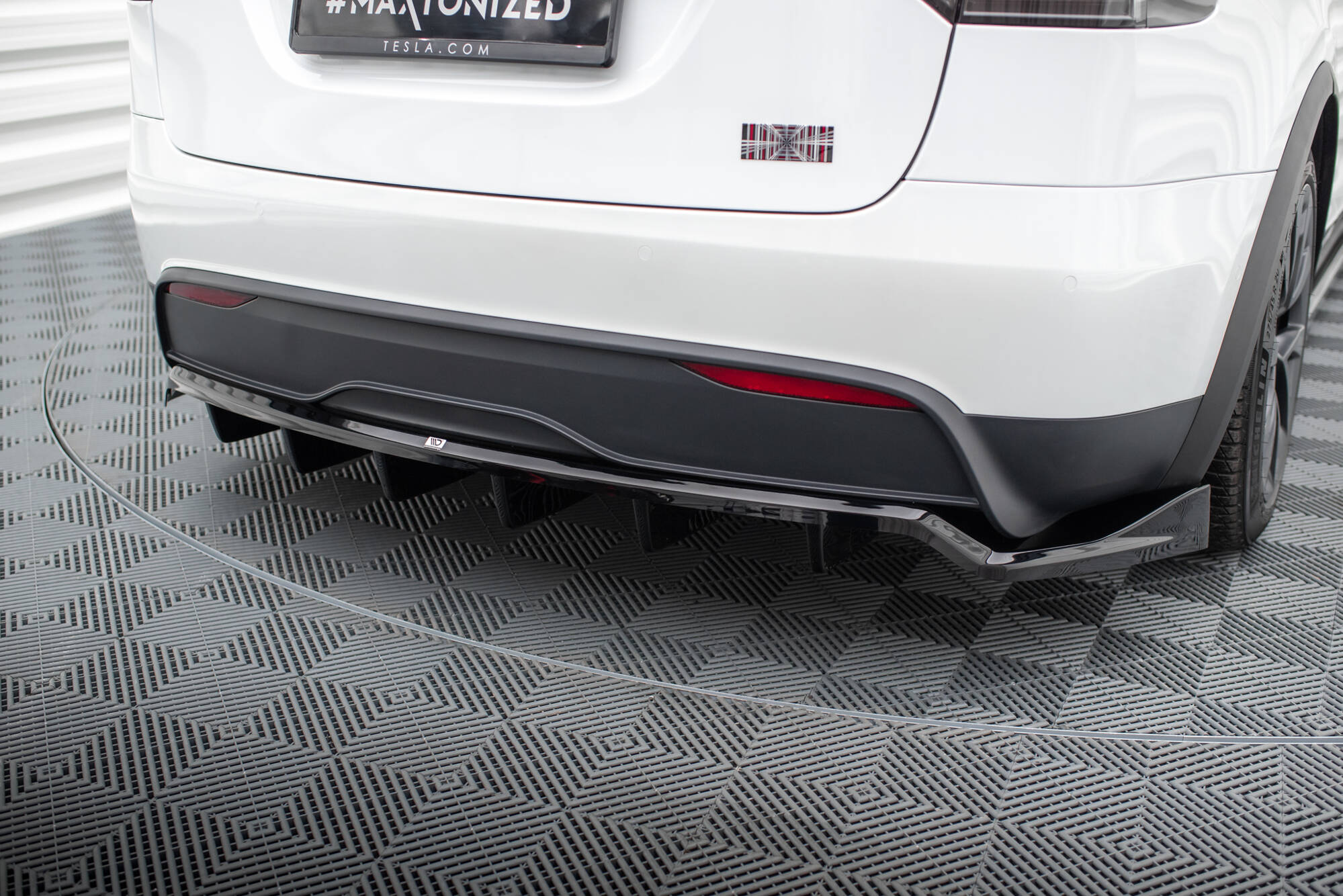 Central Rear Splitter (Vertical Bars) Tesla Model X Mk1 Facelift - 2