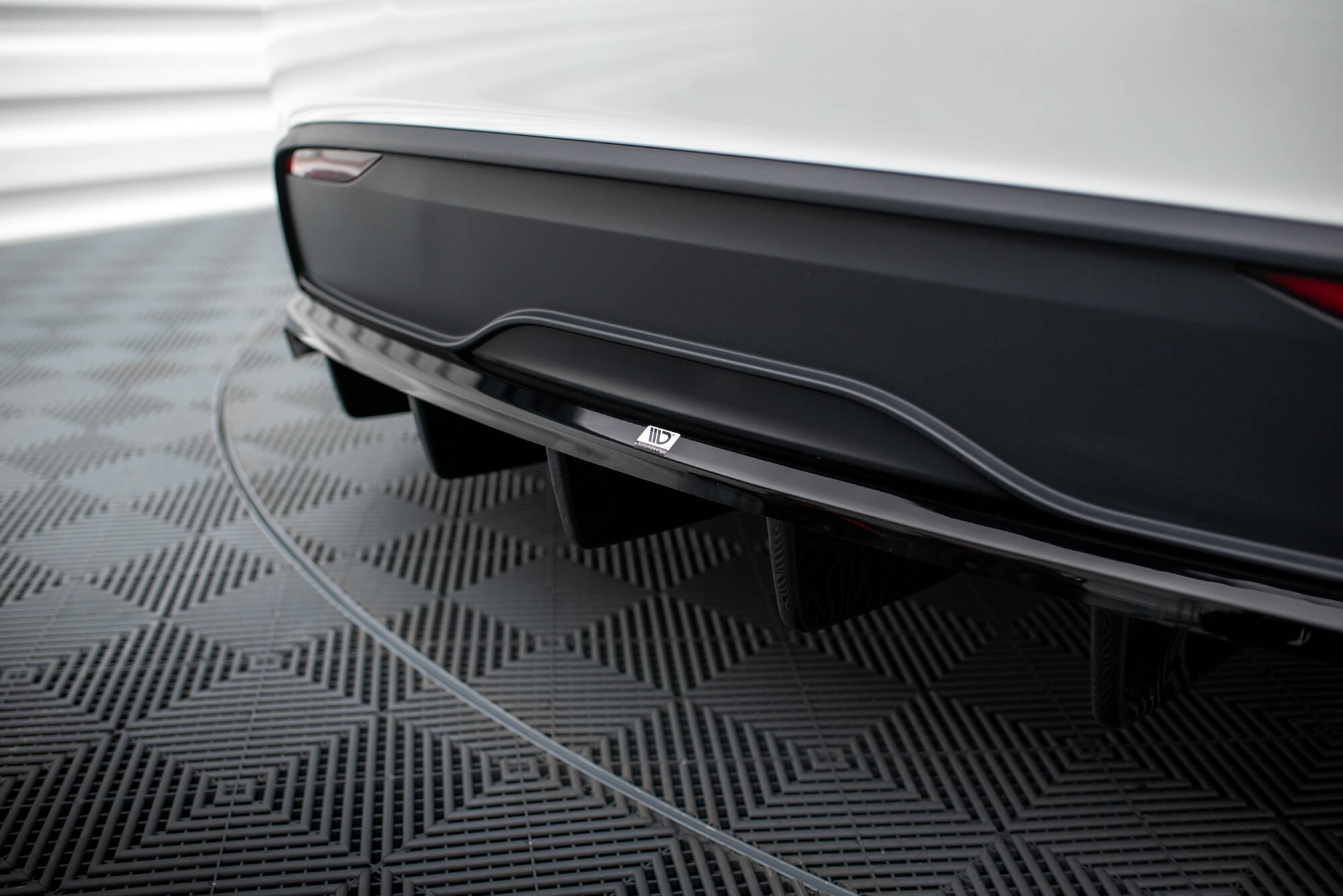 Central Rear Splitter (Vertical Bars) Tesla Model X Mk1 Facelift - 3