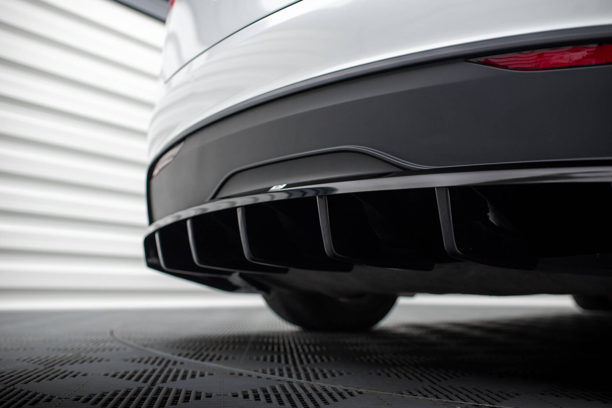 Central Rear Splitter (Vertical Bars) Tesla Model X Mk1 Facelift - 4