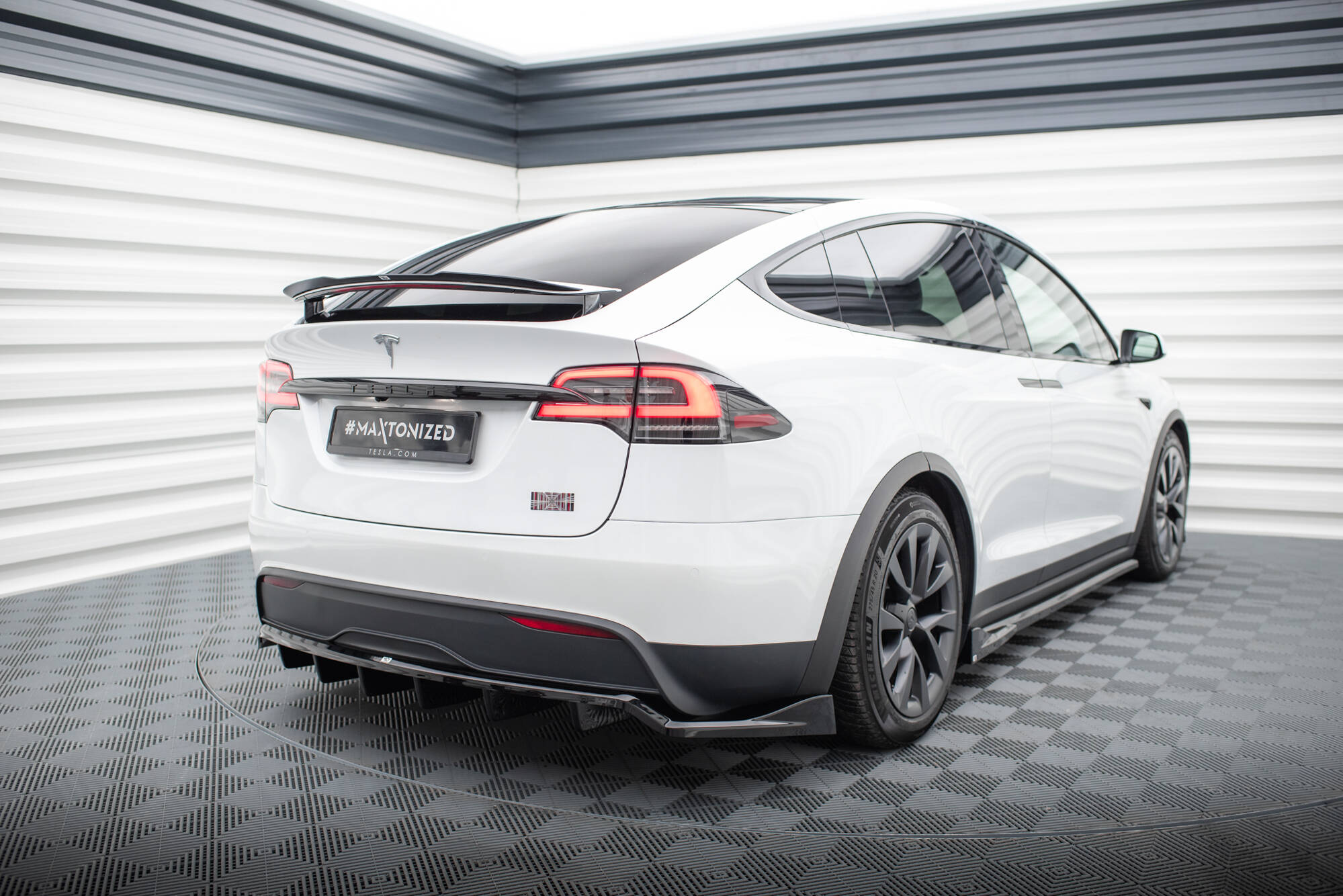 Central Rear Splitter (Vertical Bars) Tesla Model X Mk1 Facelift - 8