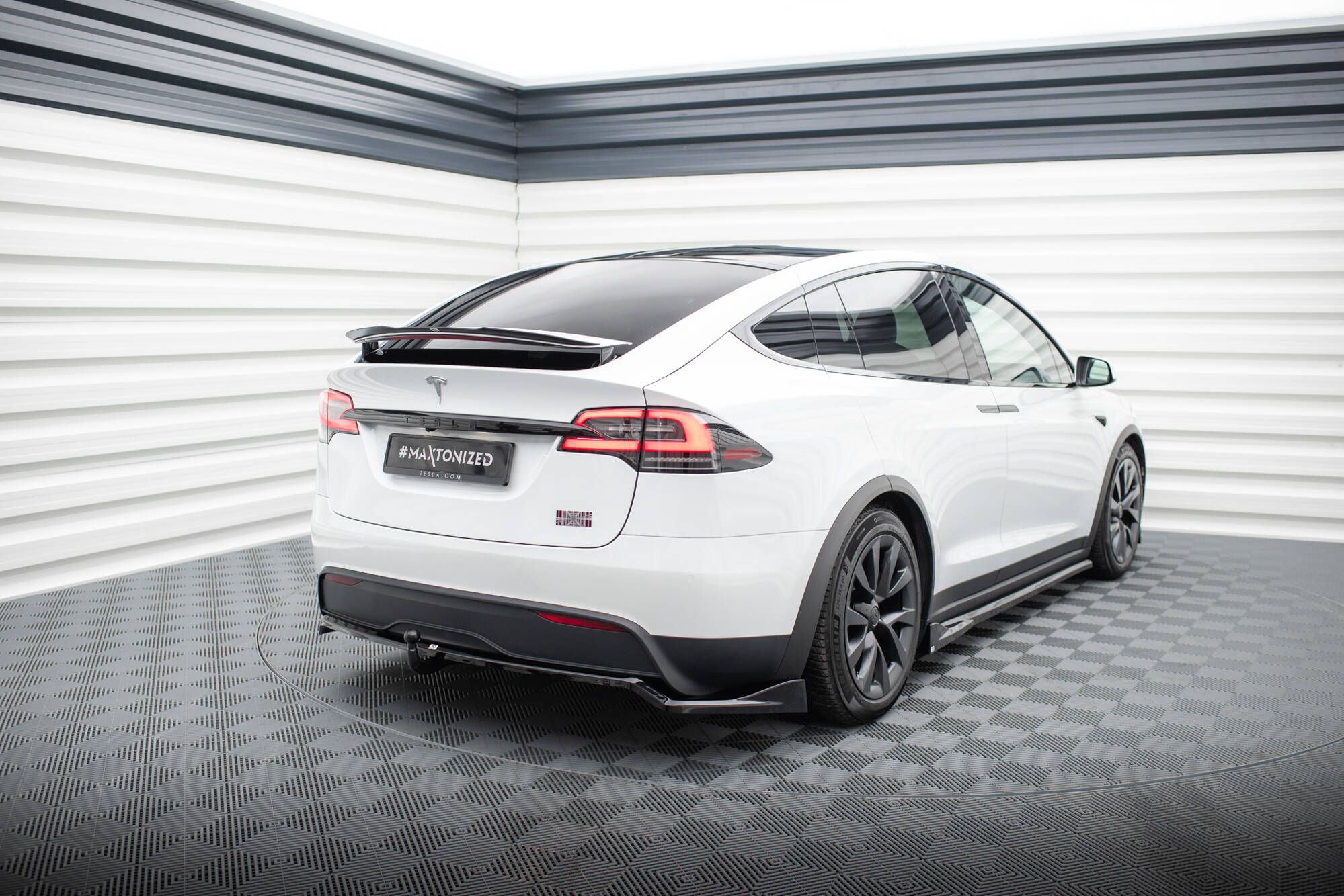 Central Rear Splitter (Vertical Bars) Tesla Model X Mk1 Facelift - 5