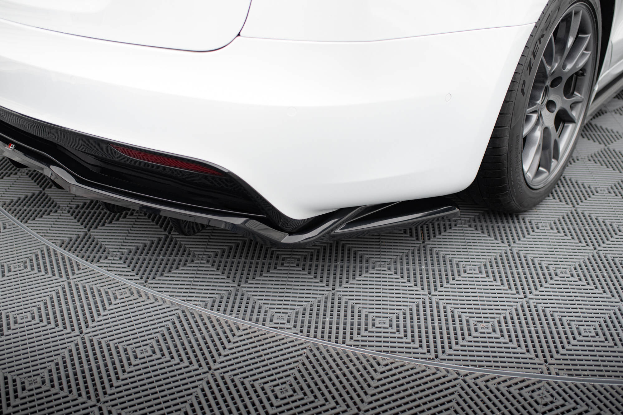 Central Rear Splitter (Vertical Bars) V.2 Tesla Model S Plaid Mk1 Facelift - 6