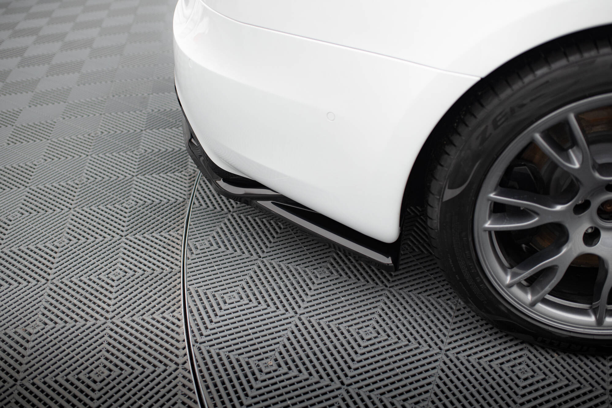 Central Rear Splitter (Vertical Bars) V.2 Tesla Model S Plaid Mk1 Facelift - 7