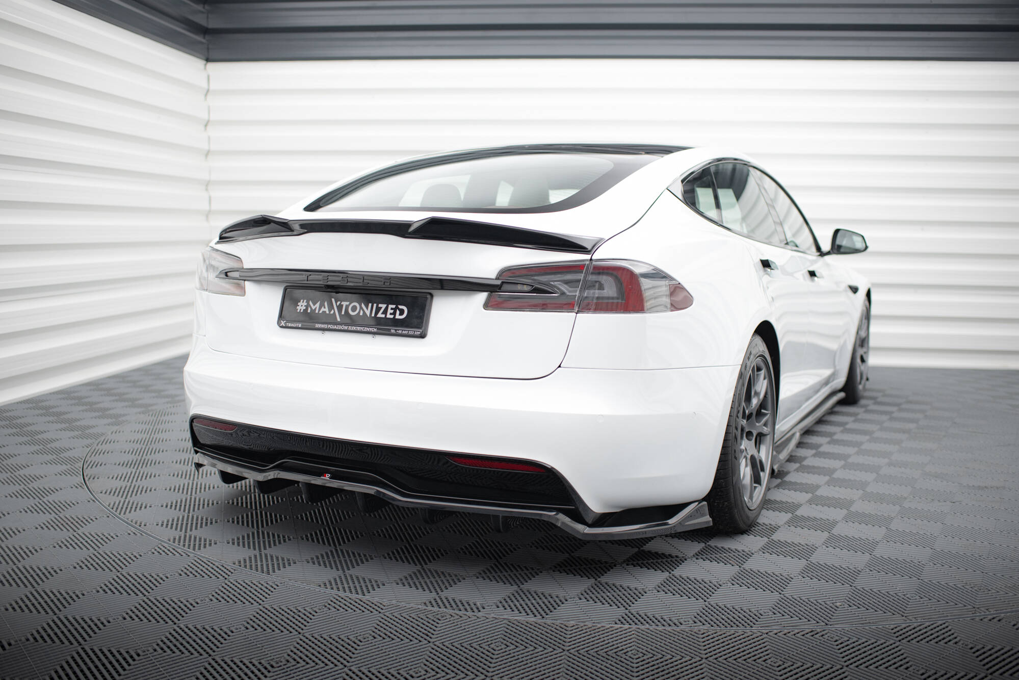 Central Rear Splitter (Vertical Bars) V.1 Tesla Model S Plaid Mk1 Facelift - 2