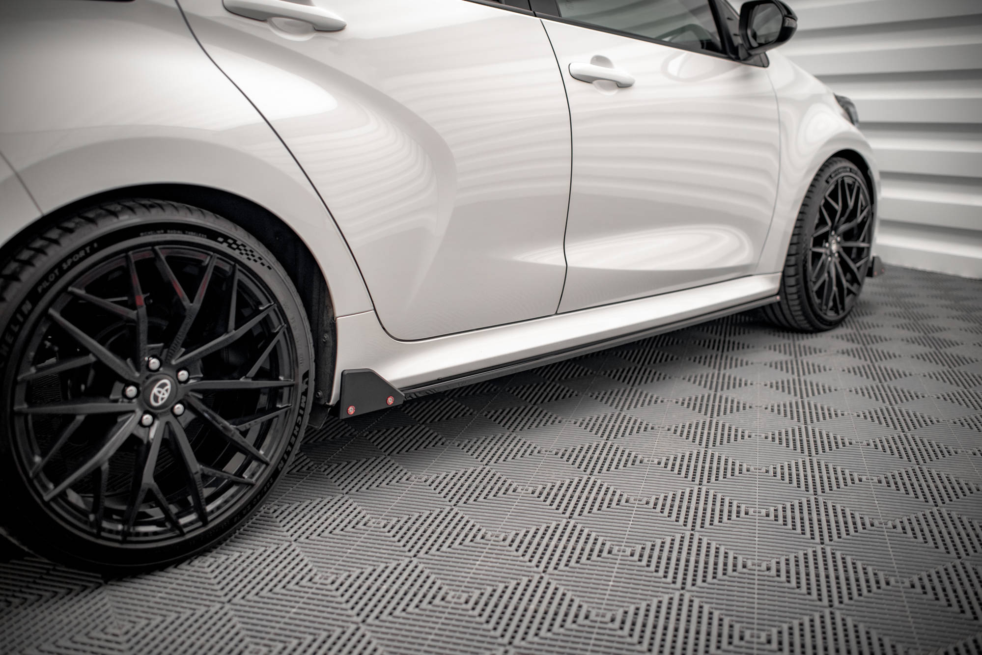 Side Skirts Diffusers V.1 + Flaps Toyota Yaris Mk4 - 2