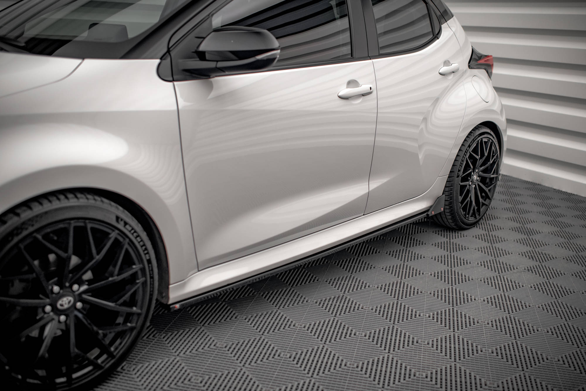 Side Skirts Diffusers V.1 + Flaps Toyota Yaris Mk4 - 4