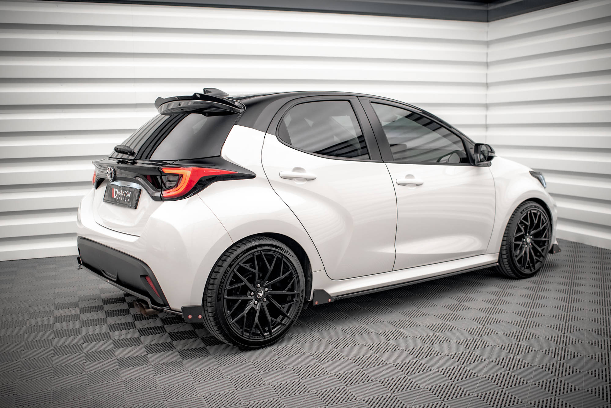 Side Skirts Diffusers V.1 + Flaps Toyota Yaris Mk4 - 3
