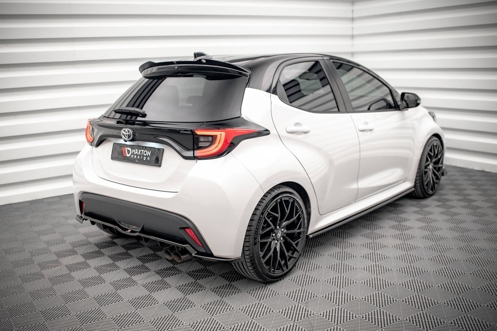 Central Rear Splitter V.2 (Vertical Bars) Toyota Yaris Mk4 - 2