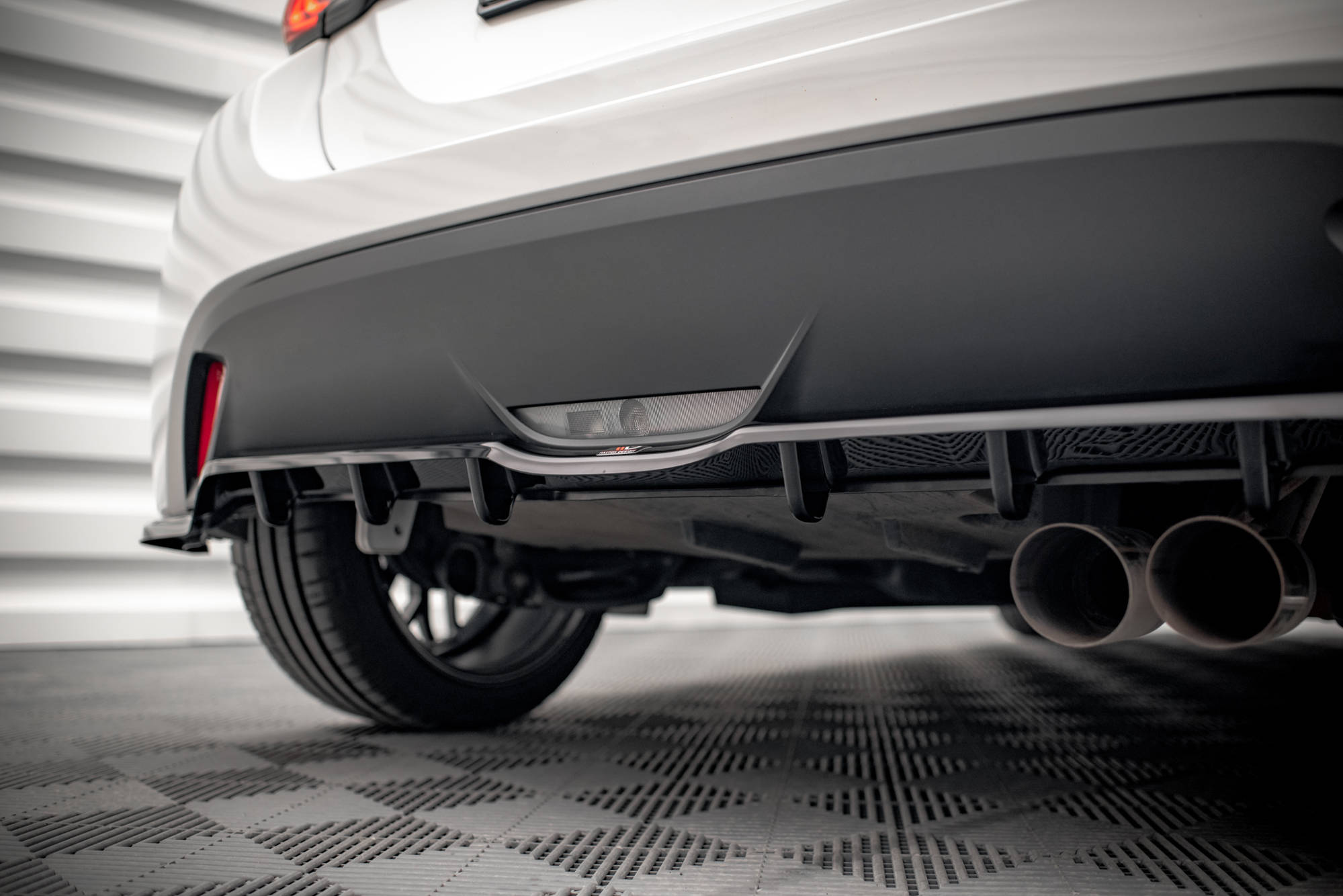 Central Rear Splitter V.2 (Vertical Bars) Toyota Yaris Mk4 - 4