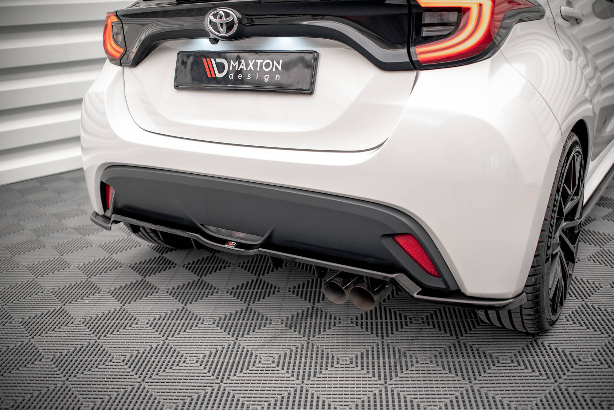 Central Rear Splitter V.2 (Vertical Bars) Toyota Yaris Mk4 - 3