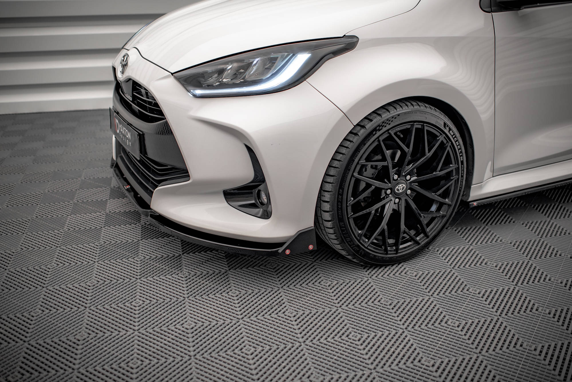 Front Splitter V.1 + Flaps Toyota Yaris Mk4 - 5
