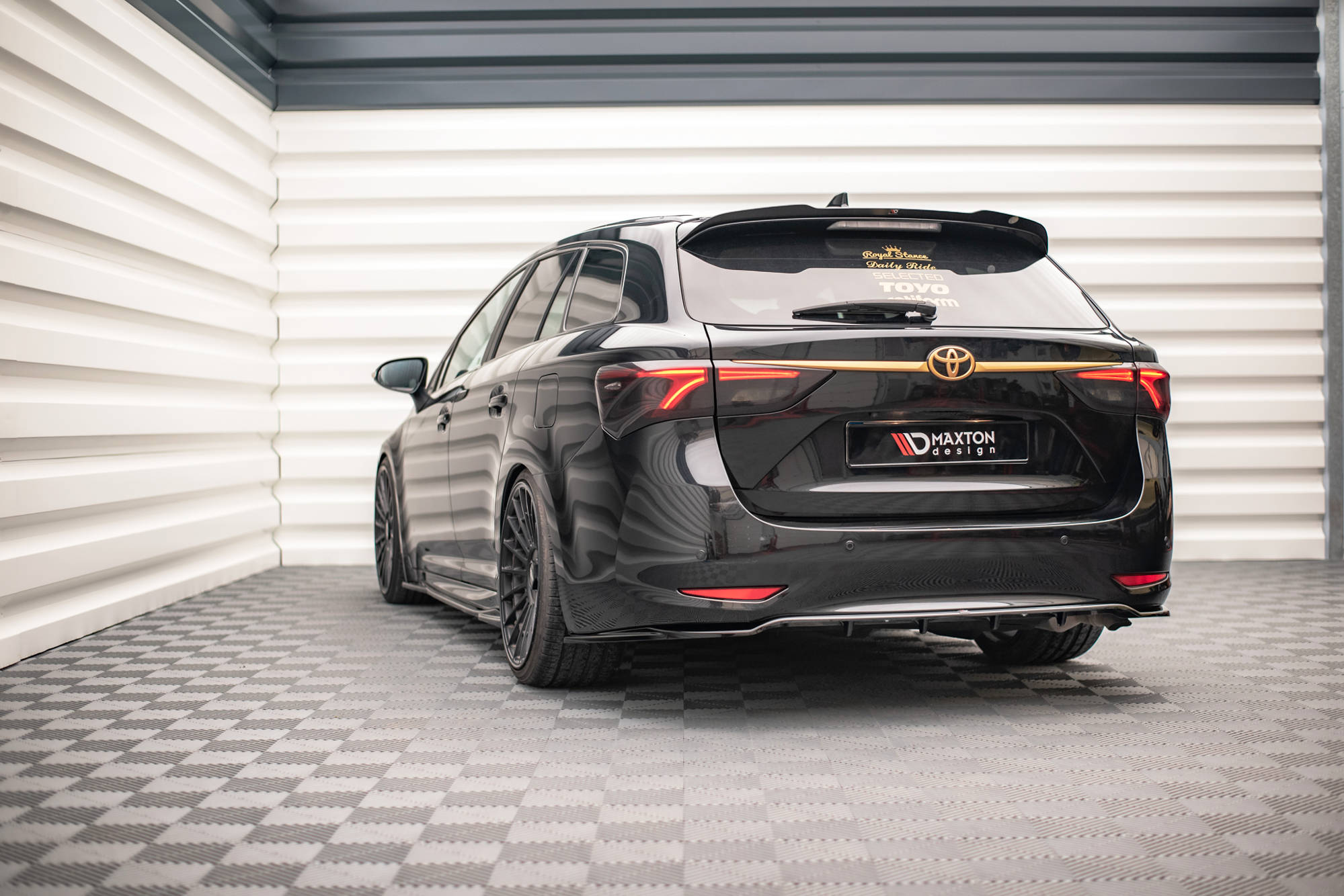 Central Rear Splitter (Vertical Bars) Toyota Avensis Wagon Mk3 Facelift - 3