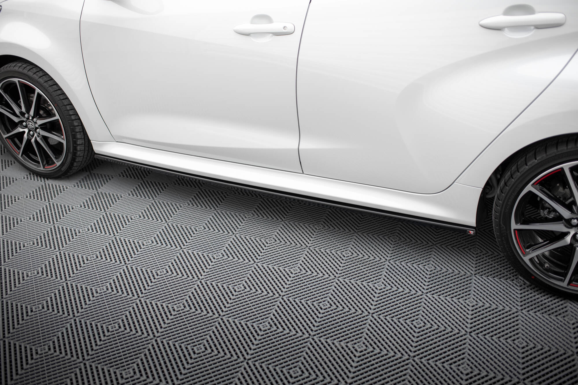 Side Skirts Diffusers V.2 Toyota Yaris Mk4 - 4