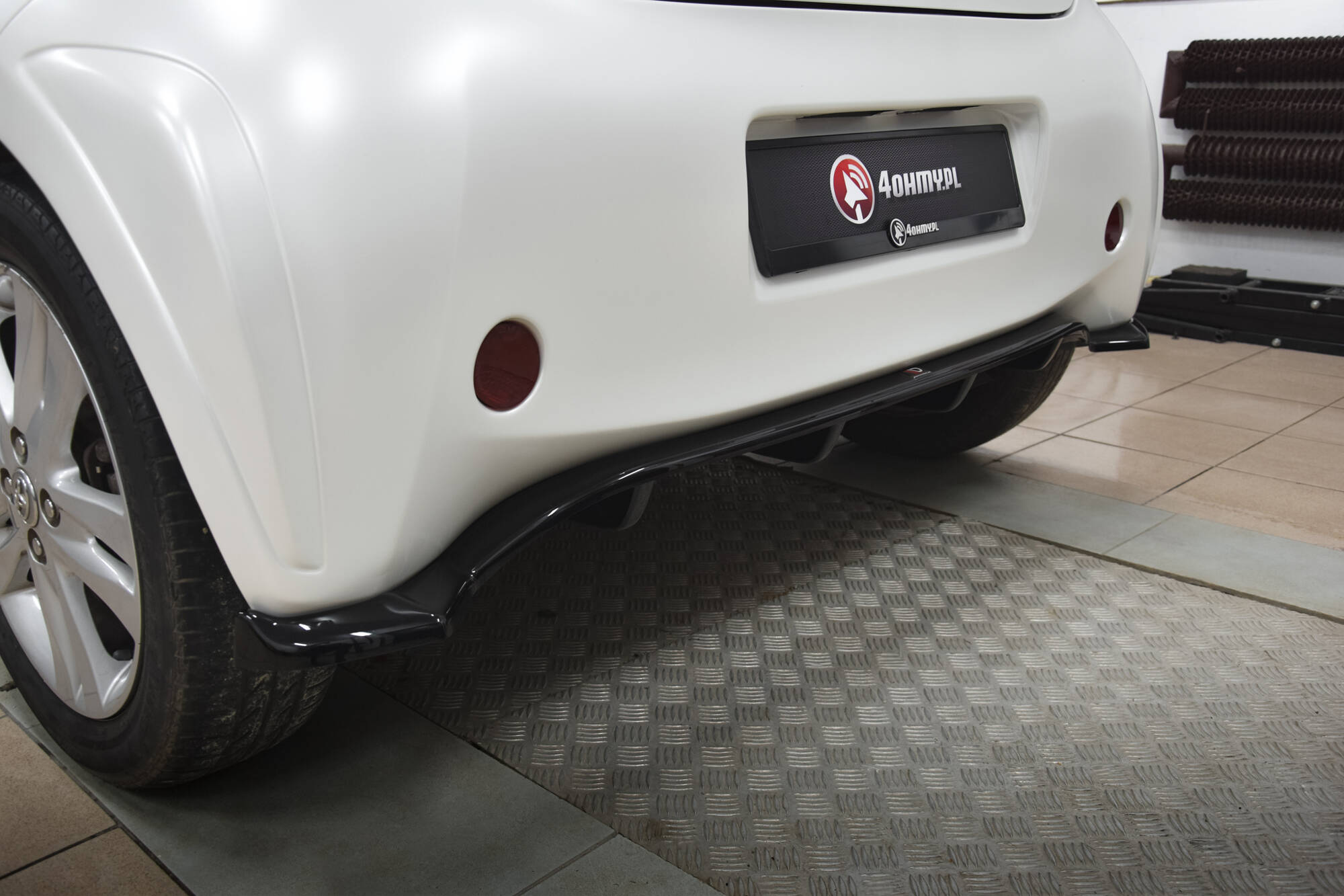 Central Rear Splitter (Vertical Bars) Toyota IQ - 3