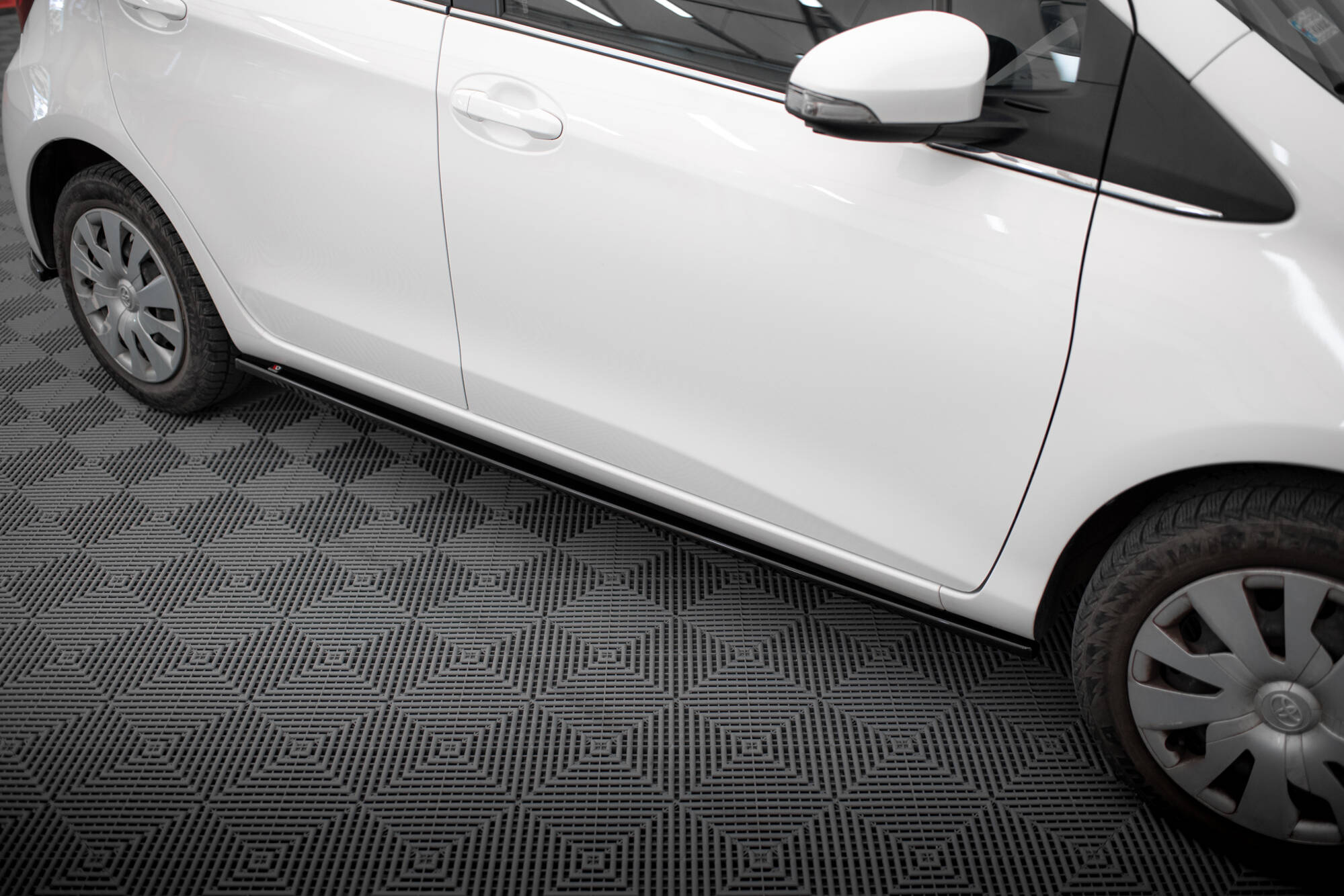 Side Skirts Diffusers Toyota Yaris Mk3 Facelift - 4