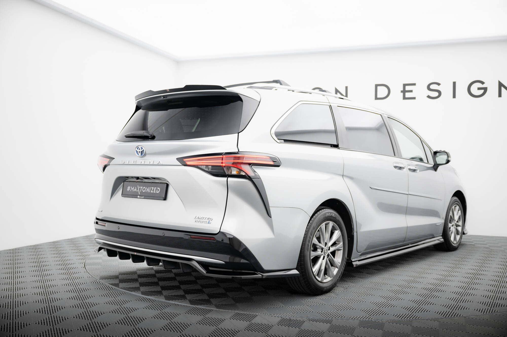 Rear Splitter (Vertical Bars) Toyota Sienna Mk4 - 2