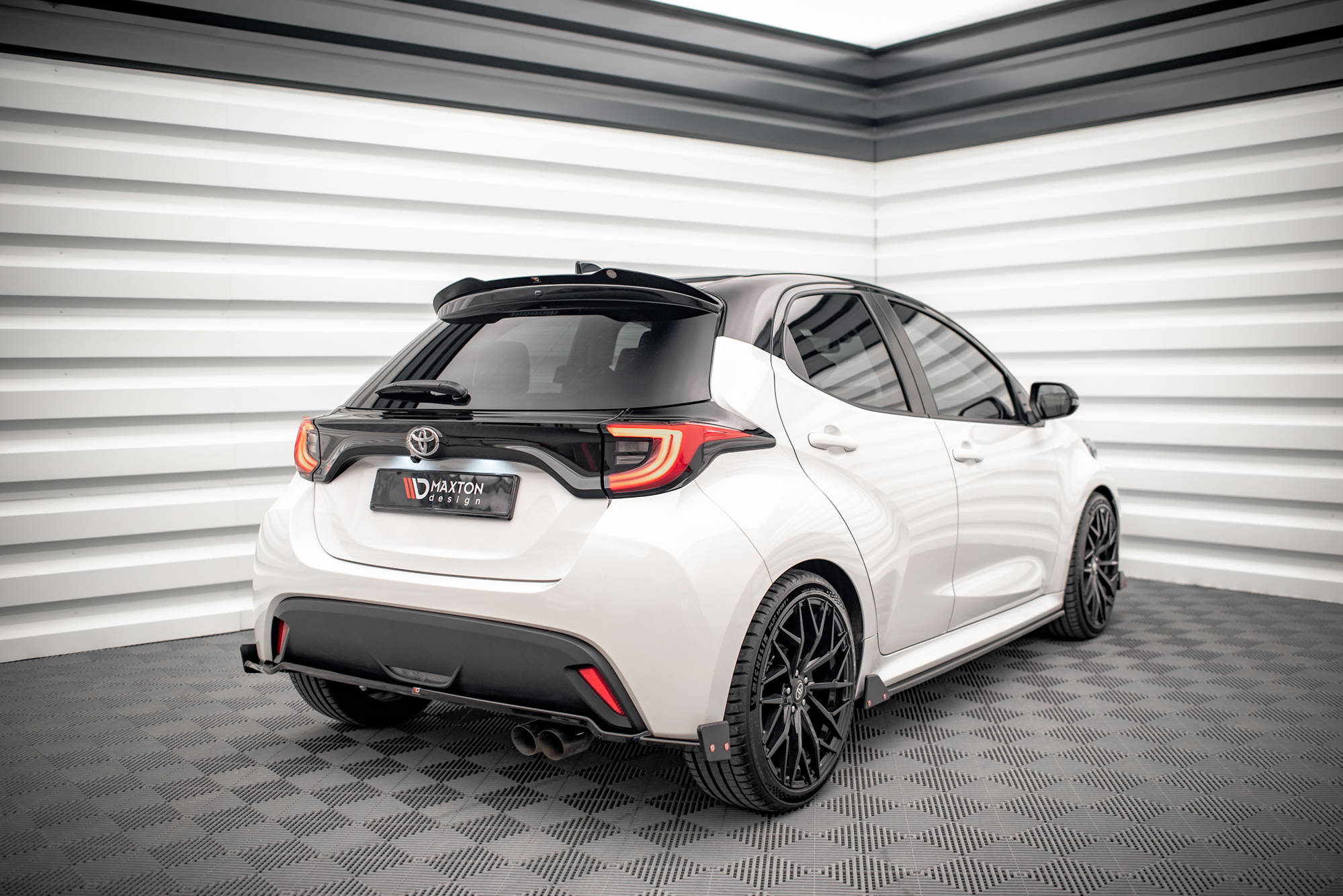 Central Rear Splitter V.1 + Flaps Toyota Yaris Mk4 - 5