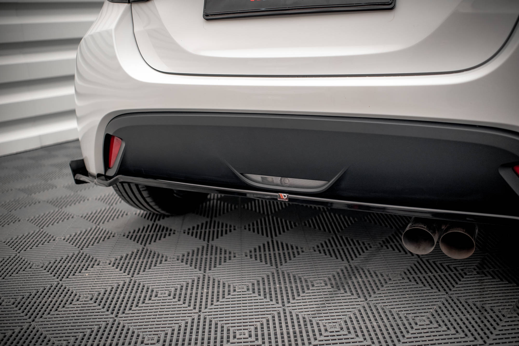 Central Rear Splitter V.1 + Flaps Toyota Yaris Mk4 - 3