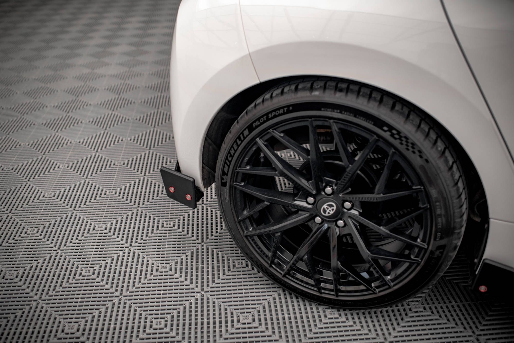 Central Rear Splitter V.1 + Flaps Toyota Yaris Mk4 - 4