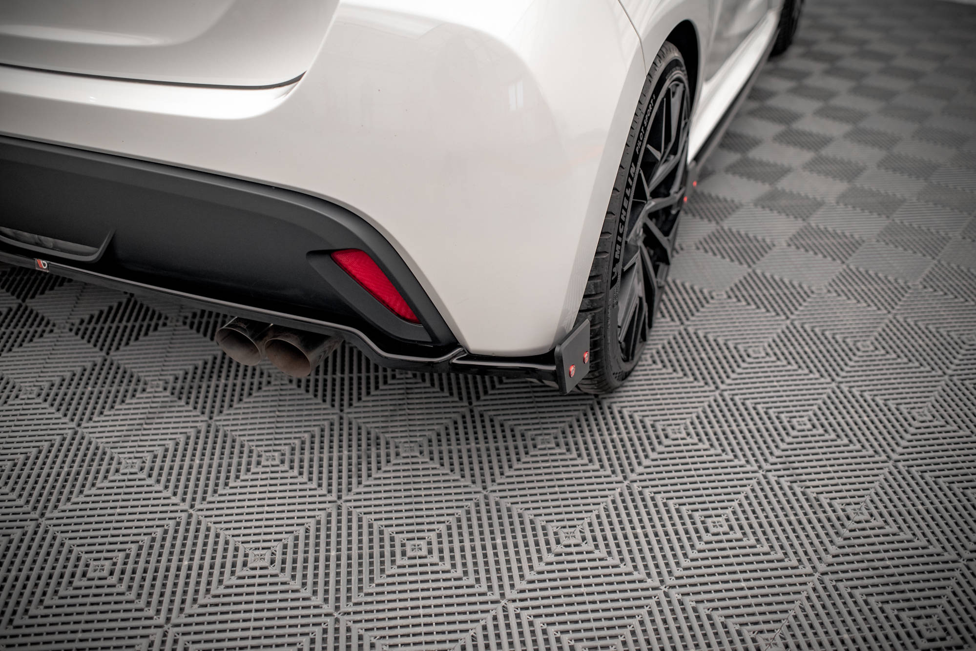 Central Rear Splitter V.1 + Flaps Toyota Yaris Mk4 - 2