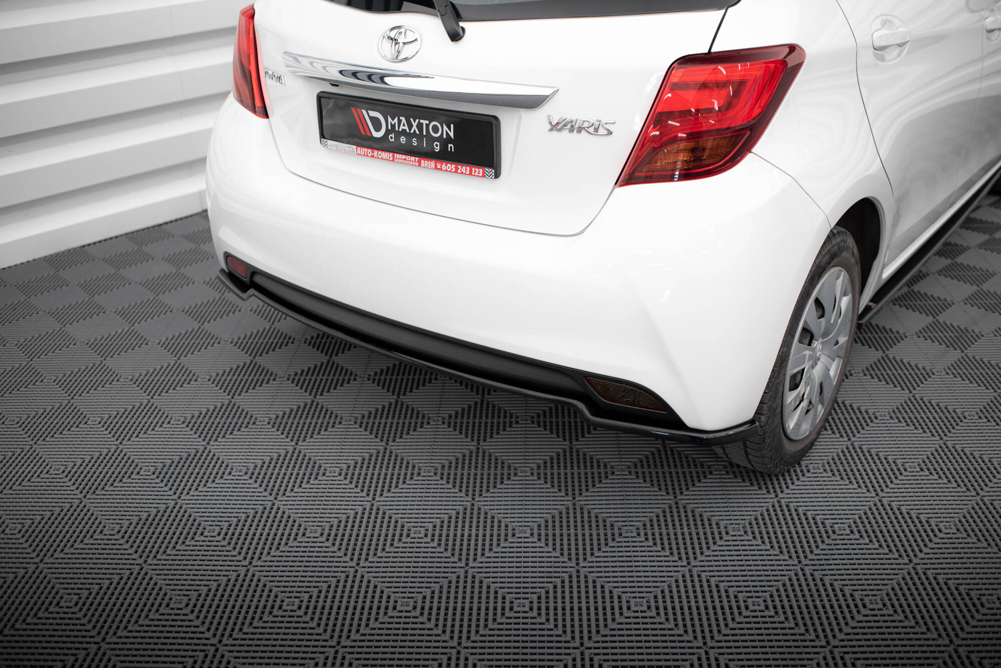 Central Rear Splitter Toyota Yaris Mk3 Facelift - 3