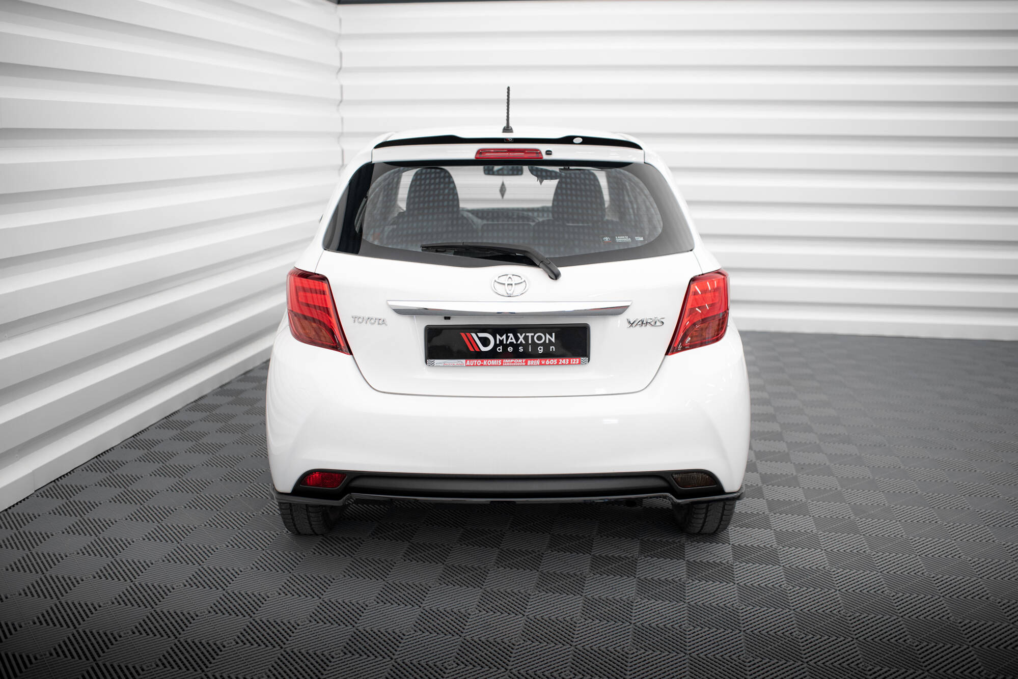 Central Rear Splitter Toyota Yaris Mk3 Facelift - 2