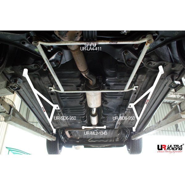 NISSAN CEFIRO 94-98 A32 ULTRARACING 2-PUNKTS MITT NEDRE STAG