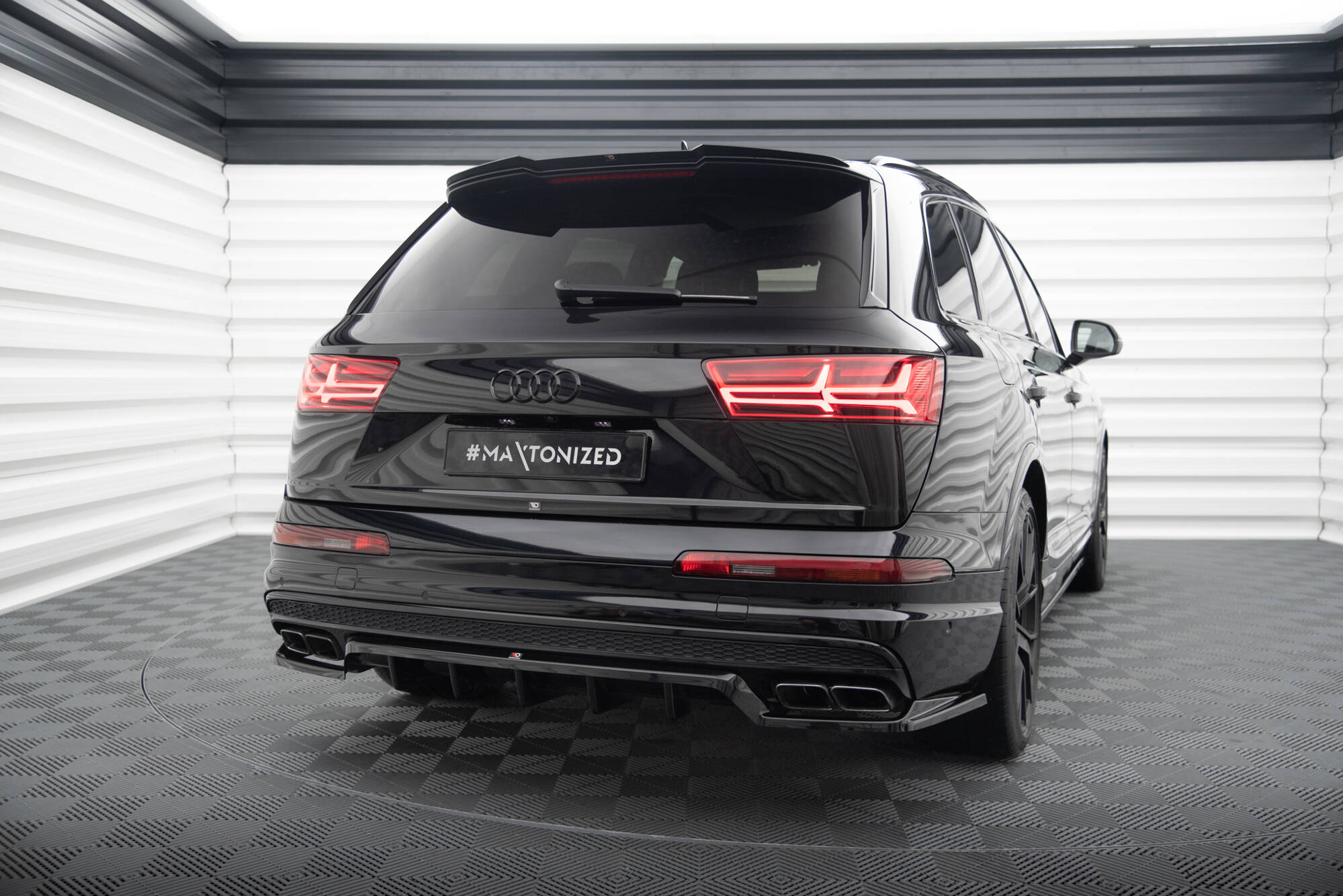 Central Rear Splitter (Vertical Bars) Audi SQ7 Mk2 - 2