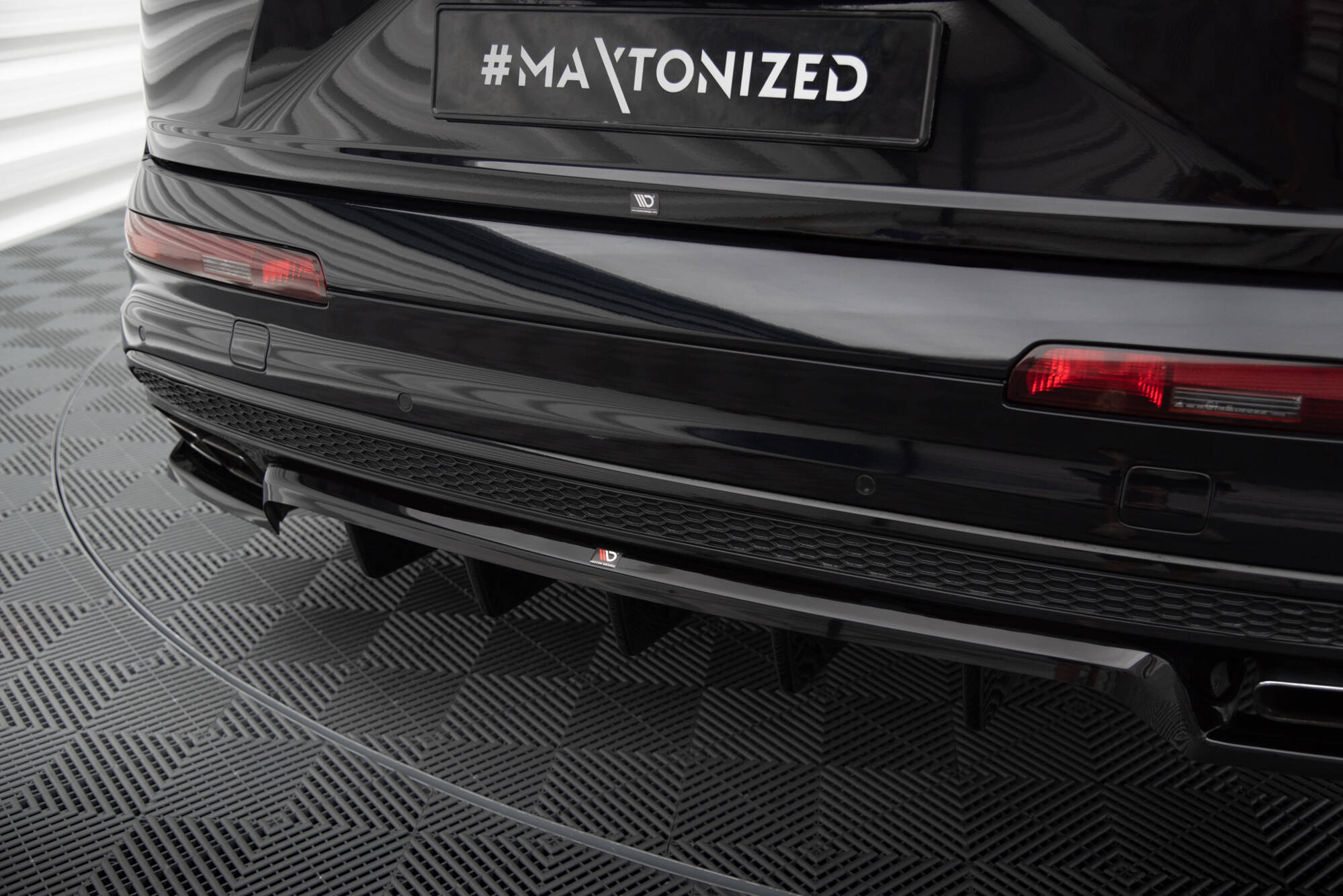 Central Rear Splitter (Vertical Bars) Audi SQ7 Mk2 - 3