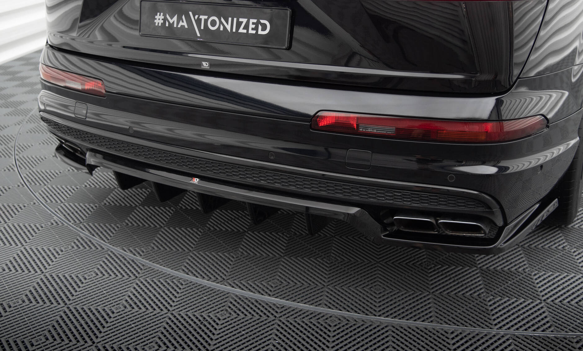 Central Rear Splitter (Vertical Bars) Audi SQ7 Mk2 - 4