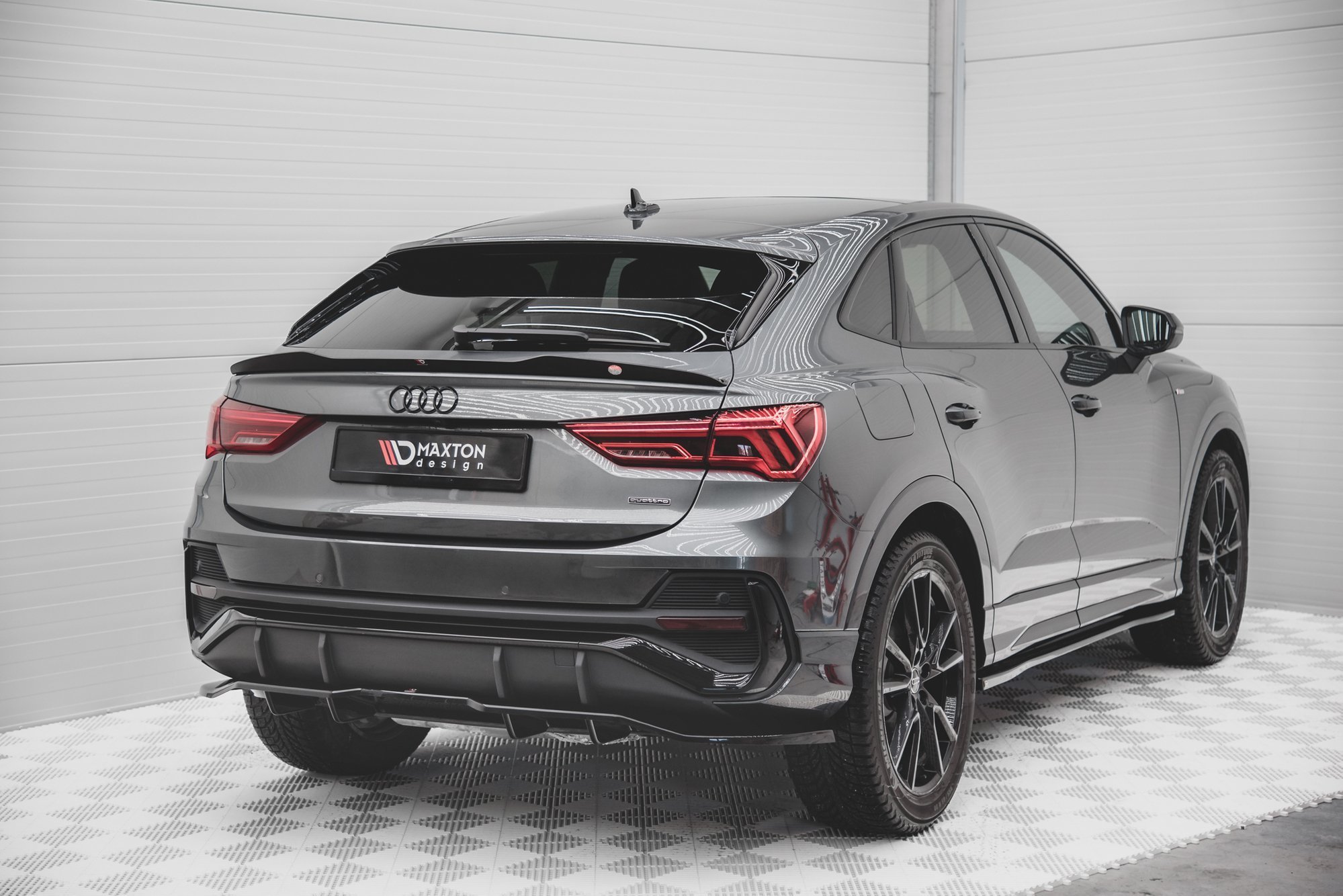 Central Rear Splitter (Vertical Bars) Audi Q3 Sportback S-Line - 2