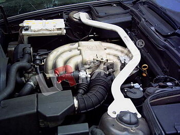 BMW 5-SERIES E34 88-95 ULTRARACING FRONT UPPER STRUTBAR