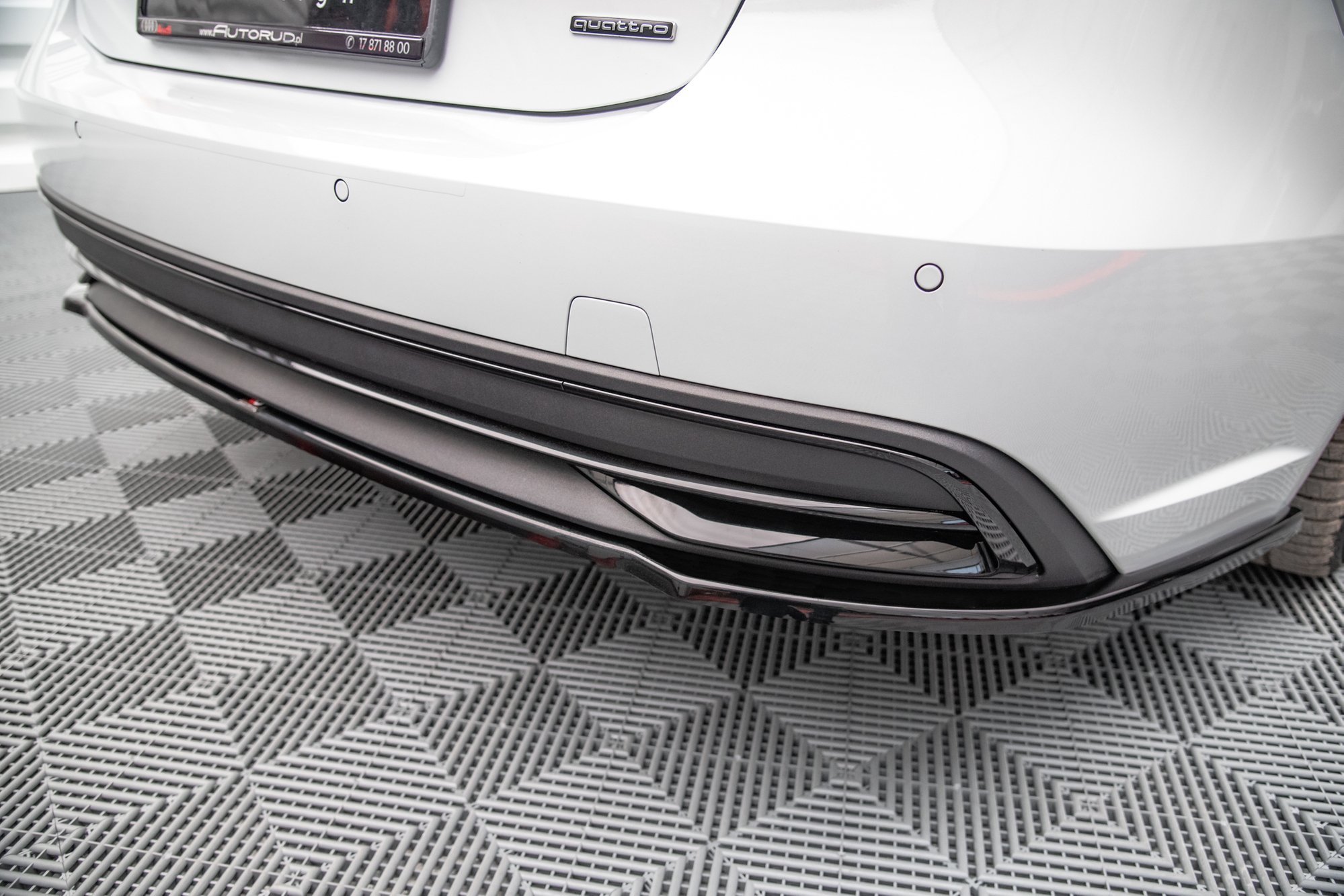 Central Rear Splitter Audi A7 C8 - 3