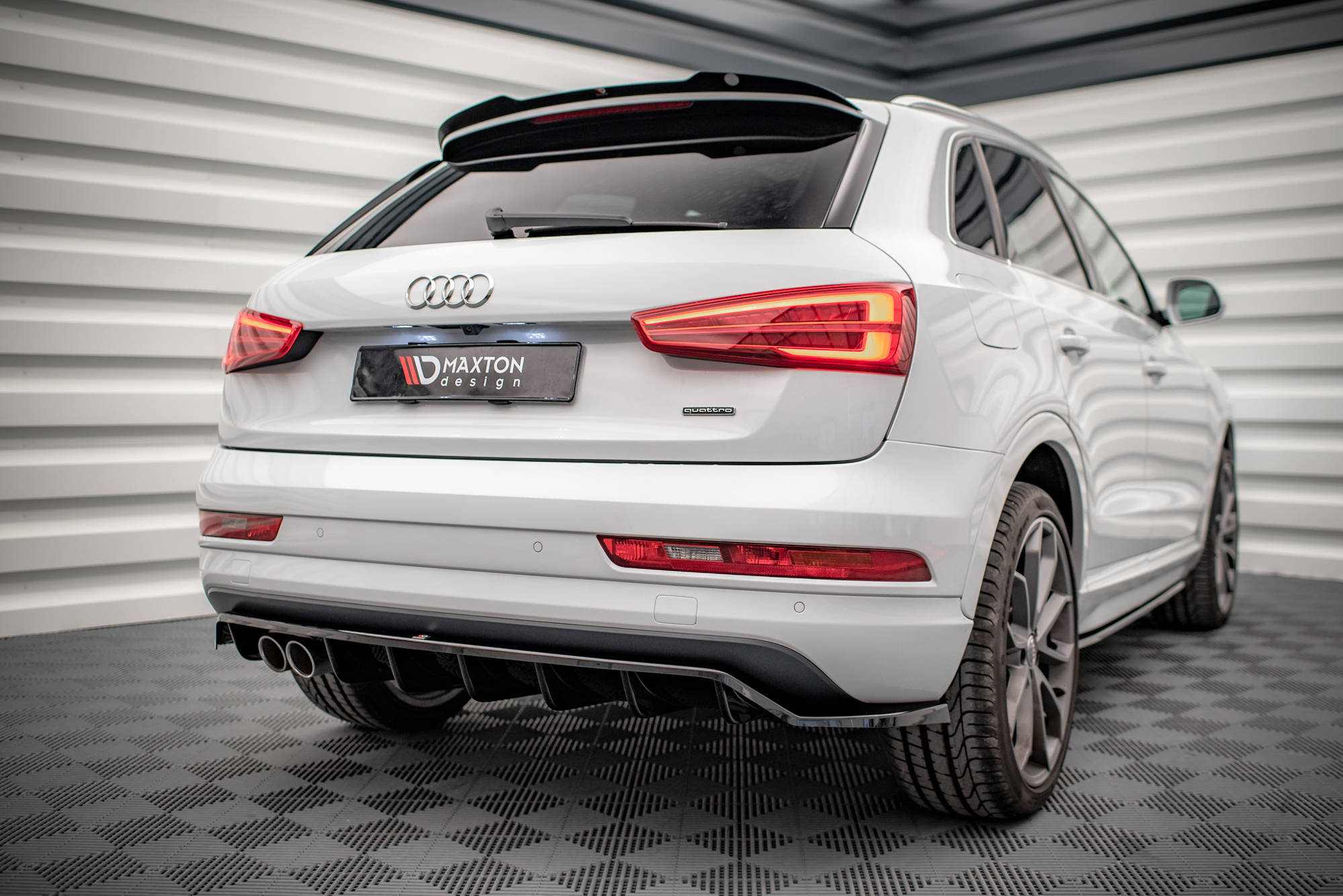 Central Rear Splitter (Vertical Bars) Audi Q3 Sport 8U Facelift - 4