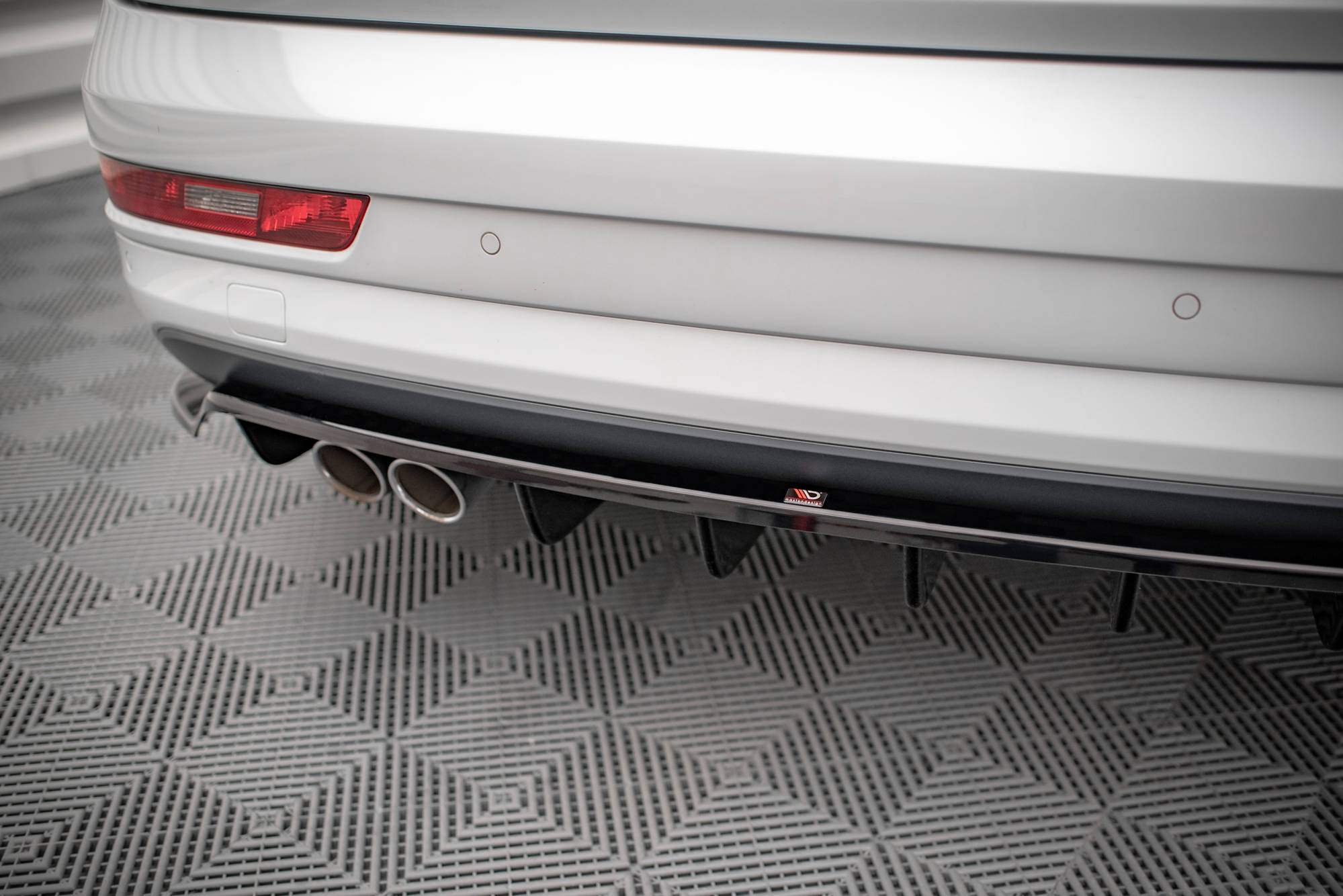 Central Rear Splitter (Vertical Bars) Audi Q3 Sport 8U Facelift - 3