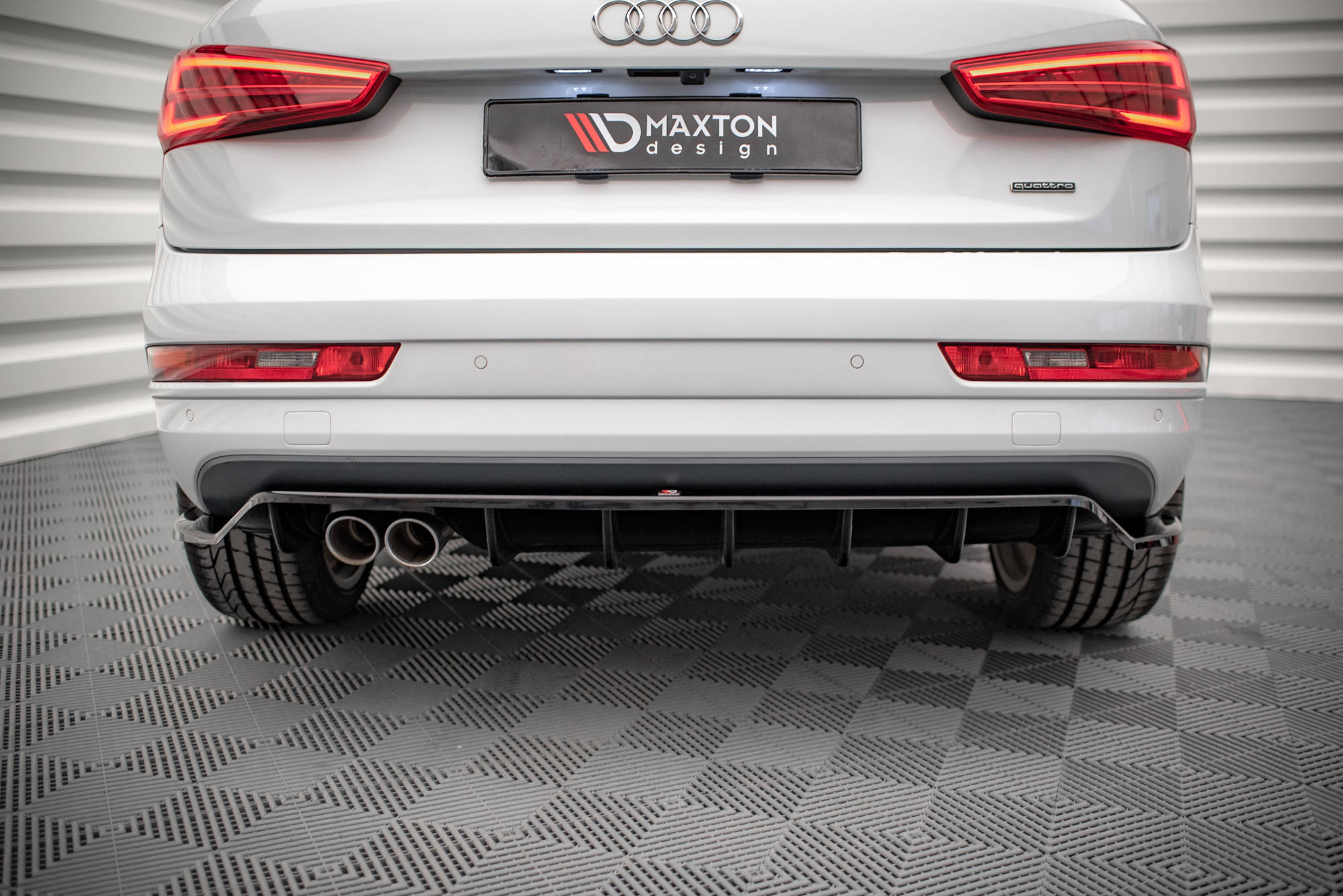 Central Rear Splitter (Vertical Bars) Audi Q3 Sport 8U Facelift - 2