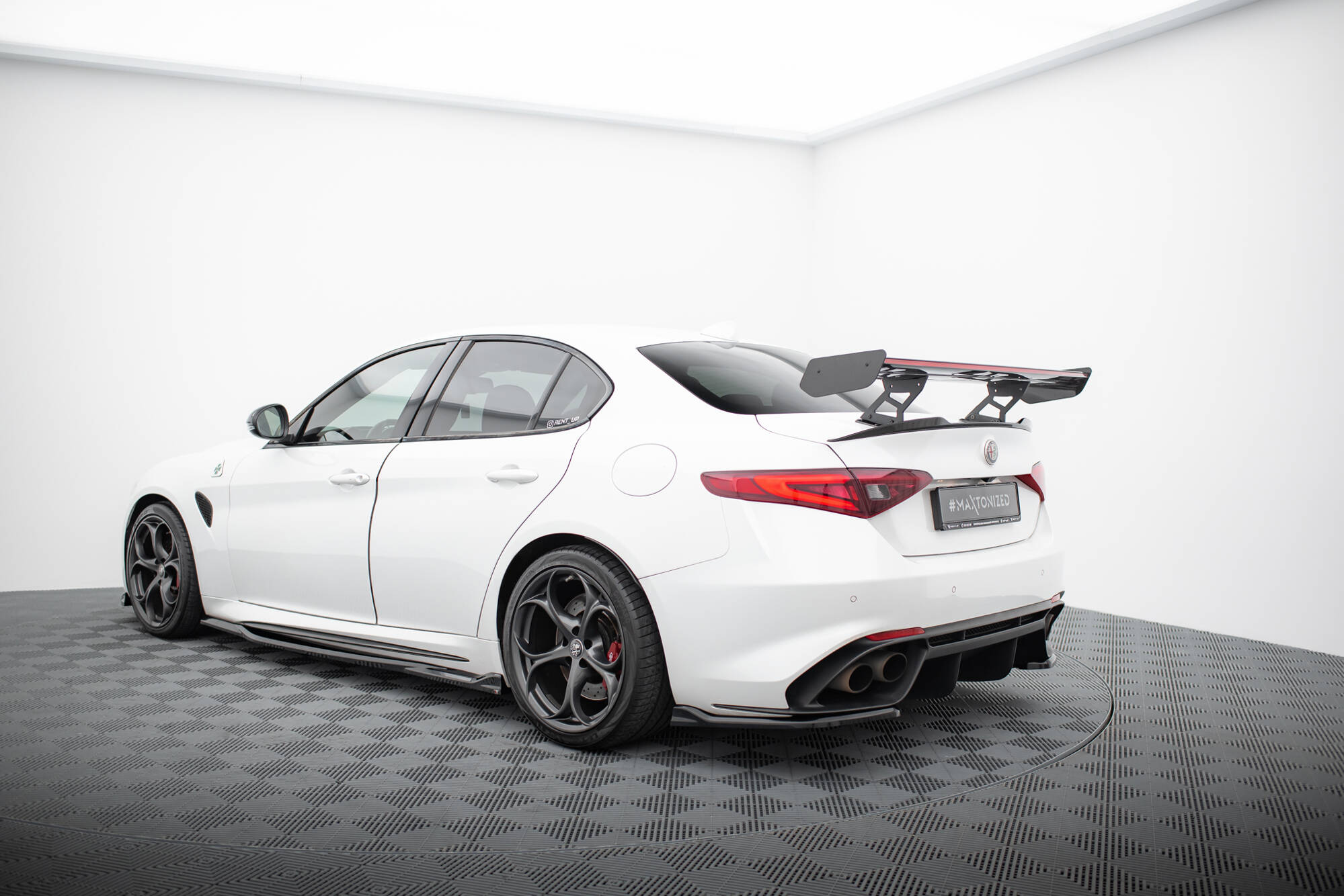 CARBON SPOILER + LED SUITABLE FOR ALFA ROMEO GIULIA QUADRIFOGLIO – MAXTON DESIGN