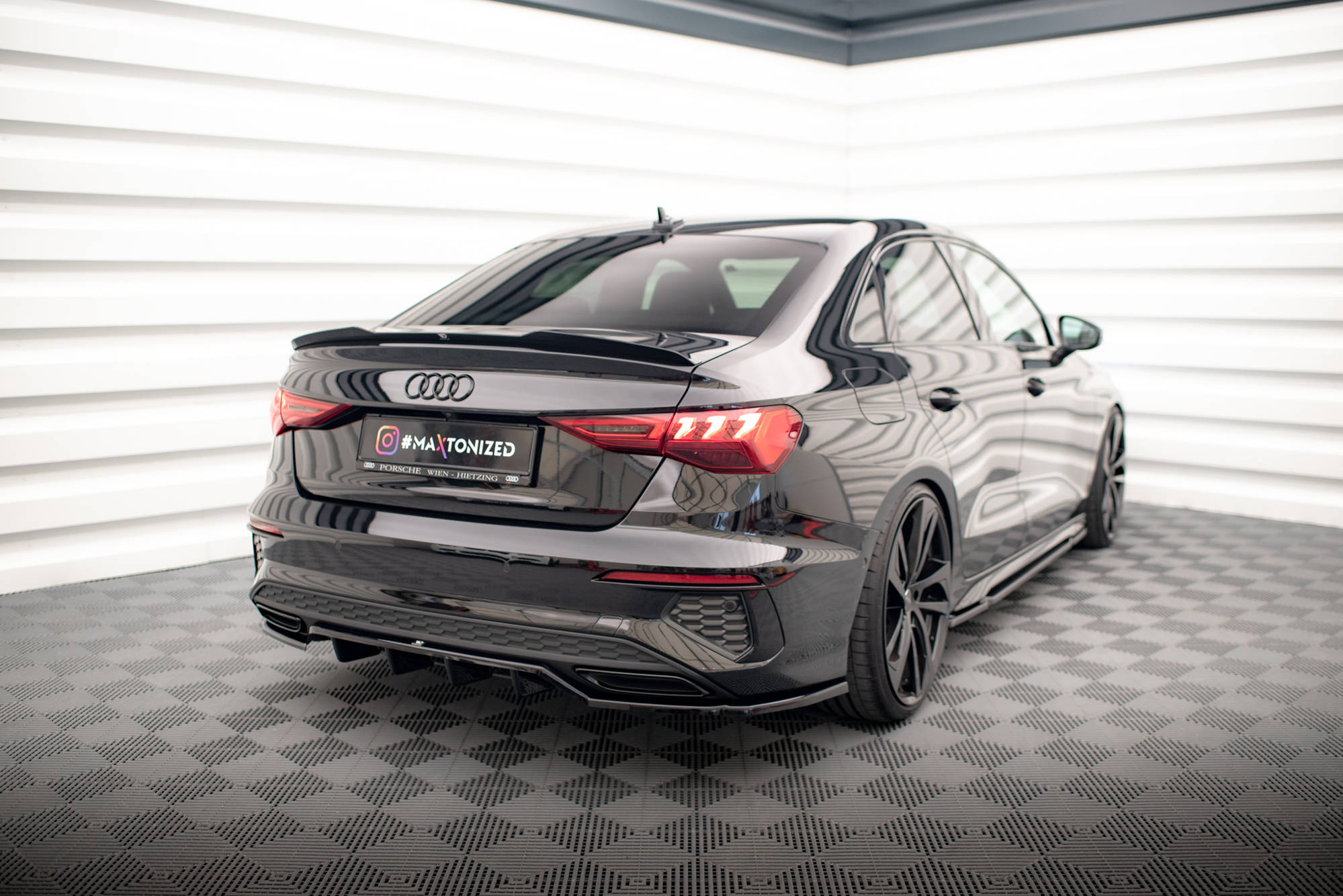 Central Rear Splitter (Vertical Bars) Audi A3 S-Line Sedan 8Y - 2