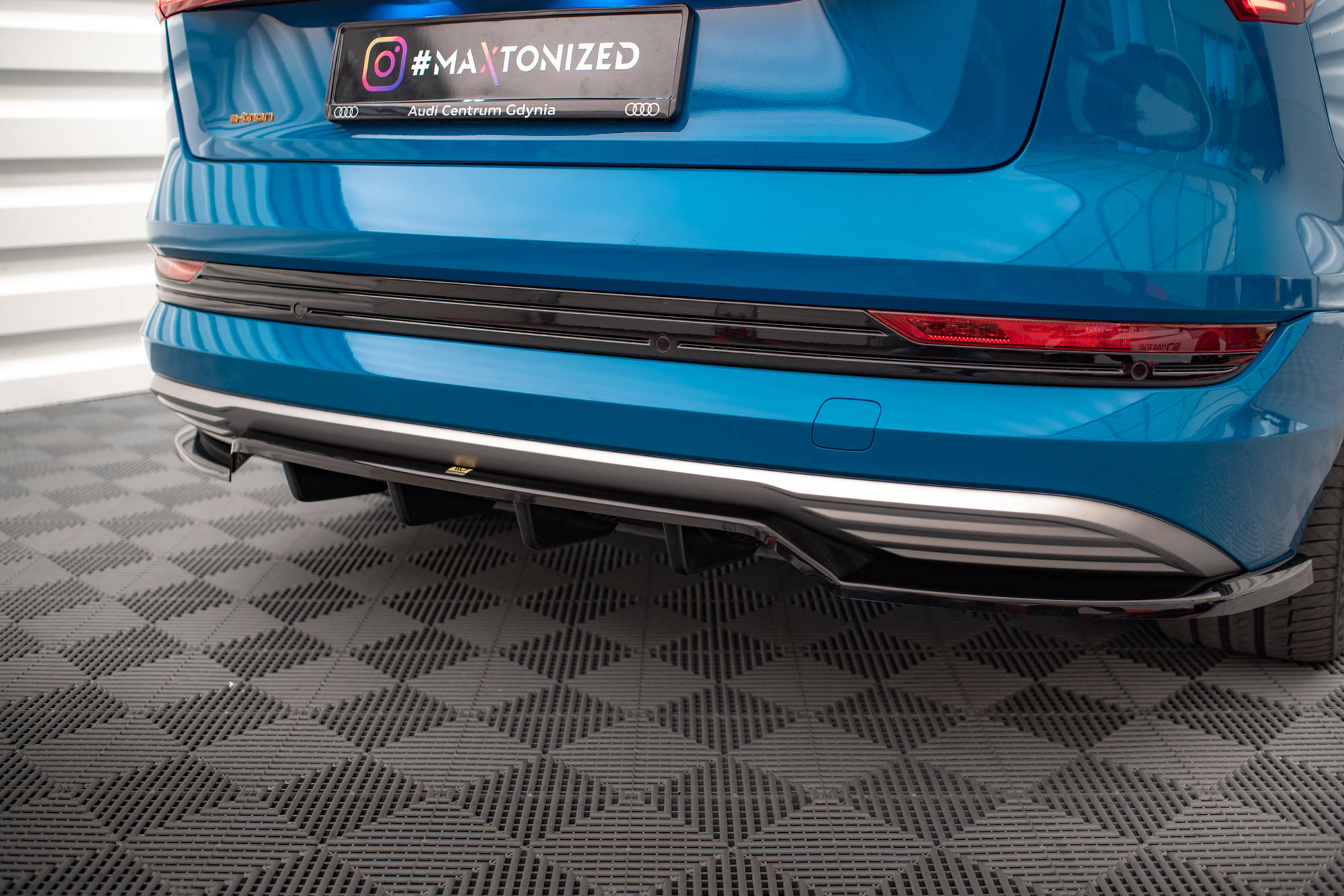 Central Rear Splitter (Vertical Bars) Audi e-Tron - 5
